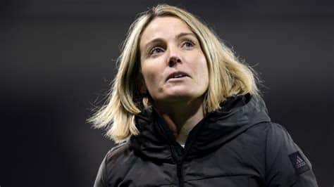 Write informative laconic excerpt under 30 words in mexican spanish for news below. Do not wrap it into quotation marks or html tags. Chelsea announced on Wednesday that they have appointed Sonia Bompastor from Lyon replace Emma Hayes as manager.ESPN reported in April that Bompastor was Chelsea&apos;s top candidate and that the coach had agreed on personal terms alongside her assistant manager, Camille Abily.- Stream on ESPN+: LaLiga, Bundesliga, more (U.S.)Hayes announced in November that she would be departing Chelsea at the end of the season to take charge of the United States women&apos;s national team after 12 years with the west London team.During that stint she has become the most successful manager in the Women&apos;s Super League, leading the side to seven WSL titles, five FA Cups and two league cups, and clinching the most recent league triumph with a 6-0 win over Manchester United on the final day of the season.However, Bompastor is the only female coach to have won the Women&apos;s Champions League in the last 15 years -- the only trophy to have eluded Hayes during her tenure -- having been in charge of the record eight-time title winners, Lyon, since 2021.After an illustrious playing career that saw her capped by France 156 times for and captain Lyon to two Champions League titles (2011 and 2012), she became part of the backroom staff in 2013 following Jean-Luc Vasseur&apos;s departure.Bompastor was identified as Chelsea&apos;s top candidate despite having signed a new deal with the French team until 2025, with the club also considering NWSL managers Casey Stoney and Laura Harvey.Chelsea were on course for a quadruple before they lost the Conti Cup final 1-0 to Arsenal and were knocked out of the FA Cup by Manchester United. They were narrowly defeated in the Champions League semifinals by holders Barcelona.Bompastor&apos;s Lyon suffered the same fate as Chelsea in Saturday&apos;s final, being beaten 2-0 by Barça at San Mamés in Bilbao, Spain. ,Chelsea nombra a Sonia Bompastor de Lyon como nueva directora técnica en reemplazo de Emma Hayes. Bompastor, única mujer en ganar la Champions League en últimos 15 años.