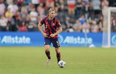 Write informative laconic excerpt under 30 words in mexican spanish for news below. Do not wrap it into quotation marks or html tags. Nashville SC defender Walker Zimmerman was the only overage player selected Wednesday for the United States&apos; 25-man training camp roster ahead of its final pre-Olympic friendly, against Japan on June 11 at Kansas City, Kansas.The U.S. qualified for its first men&apos;s Olympic soccer tournament since 2008 and will open against host France on July 24 and play New Zealand three days later, both at Marseille, then finish the first round on July 30 against Guinea at Saint-Étienne.- Stream on ESPN+: LaLiga, Bundesliga, NWSL more (U.S.)Men&apos;s Olympic soccer is limited to players under 23, with each team allowed three players over the age limit on its 18-man roster.Zimmerman, 31, has 42 international appearances and played for the U.S. at the 2022 World Cup.Nineteen of the 25 players picked by coach Marko Mitrovic have appeared for the senior national team, including defender Bryan Reynolds, midfielders Gianluca Busio and Tanner Tessmann, and forwards Paxten Aaronson, Cade Cowell and Kevin Paredes.Ten players are from Major League Soccer.Among the omissions were Chicago goalkeeper Chris Brady, Salt Lake midfielder Diego Luna and Dallas winger Bernard Kamungo.The roster:Goalkeepers: Patrick Schulte (Columbus), Gaga Slonina (Chelsea, England).Defenders: Nathan Harriel (Philadelphia), Jalen Neal (LA Galaxy), Bryan Reynolds (Westerlo, Belgium), John Tolkin (New York Red Bulls), Jonathan Tomkinson (Norwich, England), Caleb Wiley (Atlanta), Walker Zimmerman (Nashville).Midfielders: Cole Bassett (Colorado), Gianluca Busio (Venezia, Italy), Benjamin Cremaschi (Miami), Jack McGlynn (Philadelphia), Aidan Morris (Columbus), Rokas Pukstas (Hajduk Split, Croatia), Tanner Tessmann (Venezia, Italy).Forwards: Paxten Aaronson (Eintracht Frankfurt, Germany), Esmir Bajraktarevic (New England), Taylor Booth (Utrecht, Netherlands), Cade Cowell (Guadalajara, Mexico), Damion Downs (Cologne, Germany), Johan Gomez (Eintracht Braunschweig, Germany), Duncan McGuire (Orlando), Kevin Paredes (Wolfsburg, Germany), Griffin Yow (Westerlo, Belgium). ,El defensor de Nashville SC Walker Zimmerman, único mayor en el campamento previo al amistoso olímpico de EE. UU. ante Japón.