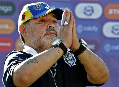 Write informative laconic excerpt under 30 words in mexican spanish for news below. Do not wrap it into quotation marks or html tags. A criminal court in Argentina has postponed to Oct. 1 the start of a trial in a criminal negligence case brought against eight people allegedly involved in the death of football legend Diego Maradona.The trial was set to start on June 4, but the criminal court in San Isidro, on the outskirts of Buenos Aires, said in a decision published by local media Tuesday night that "several questions have been raised" by all parts involved in the homicide case, adding that "at this date they are still to be resolved."- Stream on ESPN+: LaLiga, Bundesliga, NWSL more (U.S.)The court did not elaborate further on its decision.The 1986 World Cup winner died at age 60 on Nov. 25, 2020 due to a cardiorespiratory arrest.The investigation started by request of members of Maradona&apos;s family days after his death. The eight people on trial, including doctors and nurses, are accused of being responsible for the death of the legendary footballer, who was being treated at a rented home after a surgery to extract a bleeding in his brain.The defendants have denied any violations or irregularities in Maradona&apos;s treatment.Among the questions yet to be answered is whether the defendants will be tried by the three magistrates of the court or by a popular jury, as one of the accused nurses requested. More than 200 witnesses are expected to speak during the trial, including Maradona&apos;s daughters and some of his former partners.A medical report concluded that Maradona suffered from cardiac insufficiency and agonised for up to 12 hours. The document added that the former footballer did not receive adequate treatment for a patient in his condition. ,El juicio por la muerte de Diego Maradona en Argentina pospuesto al 1 de octubre debido a cuestiones no resueltas. Ocho acusados, incluyendo médicos y enfermeras.