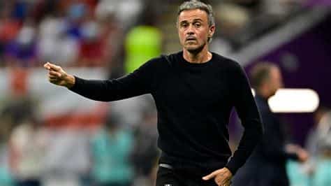 Write informative laconic excerpt under 30 words in mexican spanish for news below. Do not wrap it into quotation marks or html tags. Luis Enrique will remain as PSG manager next season, sources have told ESPN, despite the club&apos;s Champions League semifinal exit at the hands of Borussia Dortmund on Tuesday.PSG have sacked managers in the past after falling short in the Champions League, but sources have told ESPN the club are happy with Luis Enrique&apos;s work and believe he can take the club further.- Stream on ESPN+: LaLiga, Bundesliga, more (U.S.)The Spanish coach, who turned 54 years old on Wednesday, signed a two year deal when he joined PSG last summer and could begin talks over an extension soon.Luis Enrique has been a favourite among fans this season, including the club&apos;s ultras who chant his name at every game.The task of guiding PSG to their first Champions League title will become much tougher next season should Kylian Mbappé go through with his decision to leave the club at the end of his contract this summer and join Real Madrid.However, Luis Enrique&apos;s has not shied away from star-player exits at PSG -- he made the bold decision to allow Neymar and Marco Veratti to leave the Parc des Princes last summer -- and has instead focused on instilling a team spirit and identity at the club.Despite their Champions League run having come to an end, PSG could yet add to their trophy haul this season in the French Cup final on May 25 where they face Lyon.PSG have already lifted Ligue 1 this season in Luis Enrique&apos;s first season in charge, as well as the French Super Cup. ,Luis Enrique seguirá como técnico del PSG la próxima temporada tras la eliminación en semifinales de la Champions League; el club está satisfecho con su trabajo.