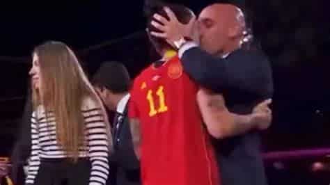 Write informative laconic excerpt under 30 words in mexican spanish for news below. Do not wrap it into quotation marks or html tags. Former Spanish football federation (RFEF) chief Luis Rubiales will stand trial for his unsolicited kiss of national team player Jenni Hermoso after a High Court judge admitted the case, the court said on Wednesday.Rubiales faces one count of sexual assault and one of coercion for his alleged actions in the aftermath of the kiss.The offences carry prison terms of one year and 18 months, respectively.The High Court said it would also try the former coach of the women&apos;s national team, Jorge Vilda, the team&apos;s current sporting director, Albert Luque, and the federation&apos;s head of marketing, Ruben Rivera.All three stand accused of coercing Hermoso into saying the kiss was consensual.Rubiales, 46, grabbed Hermoso and kissed her on the lips last Aug. 20 during the awards ceremony after Spain&apos;s victory in the women&apos;s World Cup in Sydney, making global headlines and causing a national debate in Spain about sexism.Hermoso and her teammates said the kiss was unwanted and demeaning, but Rubiales argued it was consensual and denied any wrongdoing.The court set a bail of €65,000 ($69,836) for Rubiales&apos; charge of sexual assault and another €65,000  to be posted jointly between Rubiales, Vilda, Luque and Rivera for the coercion charge.The case falls under the High Court&apos;s jurisdiction because the alleged offences took place abroad.  ,El ex jefe de la RFEF, Luis Rubiales, enfrentará juicio por besar a la jugadora Jenni Hermoso sin consentimiento. Otros implicados por coacción. Penas de hasta 18 meses.