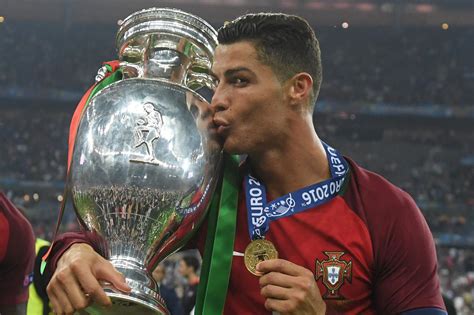 Write informative laconic excerpt under 30 words in mexican spanish for news below. Do not wrap it into quotation marks or html tags. playCristiano Ronaldo backs Portugal&apos;s Euro 2024 chances (0:59)Cristiano Ronaldo says "the dream must always be alive" for Portugal as they arrive at Euro 2024. (0:59)Jun 14, 2024, 05:46 AM ETCristiano Ronaldo said that Portugal&apos;s current generation of players deserves to win the 2024 European Championship.Manchester United captain Bruno Fernandes, Paris Saint-Germain&apos;s Vitinha, and Manchester City pair Bernardo Silva and Rúben Dias are among the high-profile players in the Portuguese team aiming to win this year in Germany.The five time Ballon d&apos;Or winner said: "I believe that this generation deserves to win a competition of this magnitude. Semifinals? I hope we can go further."We have to go step by step, live in the moment, be calm, work as well as we have until now, believe that it is possible. We know it&apos;s a short competition, but the team is ready."Cristiano Ronaldo will captain Portugal in the 2024 European Championship. Photo by Gualter Fatia/Getty ImagesRonaldo will compete in a record sixth European Championship in Germany, alongside two other members of the current squad -- Pepê and Rui Patrício -- who were a part of Portugal&apos;s Euro 2016 winning squad."I enjoy football, records are a consequence, not a goal, they appear naturally," he said."It&apos;s my sixth European Championship, it&apos;s about enjoying it in the best possible way, playing well and making sure the team can win."This will be his first tournament under coach Roberto Martinez, the former Belgium manager.Portugal play Czech Republic in their Group F opener on 18 June before fixtures against Turkey and Georgia.In Portugal&apos;s 3-0 warm-up win against the Republic of Ireland, the 39-year-old scored twice, increasing his men&apos;s international goals record to 130."It&apos;s getting off to a good start which is essential," Ronaldo said."I feel ready, I&apos;ve prepared myself for this competition."Despite playing in five European Championships, Ronaldo still feels the thrill of the competition."Anxiety is always there, that tingling in your stomach, especially the day before the game," he said."I&apos;m glad I feel it, when I don&apos;t feel it, it&apos;s better to give up and stop. I feel motivated and prepared. I see the team quite calm." ,Cristiano Ronaldo respalda las posibilidades de Portugal en la Euro 2024, afirmando que la generación actual de jugadores merece ganar el campeonato europeo.