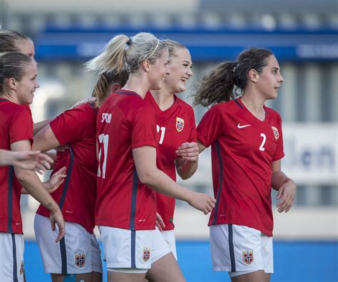 Write informative laconic excerpt under 30 words in mexican spanish for news below. Do not wrap it into quotation marks or html tags. Jun 14, 2024, 09:45 AM ETDenmark&apos;s men in training for Euro 2024. LISELOTTE SABROE/Ritzau Scanpix/AFP via Getty ImagesDenmark&apos;s players union Spillerforeningen has put in place a new agreement with the Danish Football Association (DBU) where the men&apos;s and women&apos;s teams will receive equal pay and conditions at tournaments, after the men&apos;s team refused a pay rise."When we explained this plan to the football association, they realised it was a generous offer," Spillerforeningen Director Michael Sahl Hansen told FIFPRO. "The negotiations went smoothly and quickly, and we were both happy to sign this agreement before the start of Euro 2024."[The women&apos;s team] are happy that the male players are helping them; however, they agree that the money should not come from the men&apos;s team, but from the DBU. They are looking forward to the negotiations with the football association, which are due to start after this year&apos;s summer."Both sets of national team players will also receive the same basic remuneration for national team appearances, and a joint base will be created for mutual use by the men&apos;s, women&apos;s and youth teams. The plan also comes with an insurance coverage upgrade for the women&apos;s team (plus 50%) and men&apos;s under-21 team (plus 40%), funded by a 15% decrease in the men&apos;s team insurance coverage.The union also arranged that the women&apos;s team and DBU will start negotiations this year instead of 2025.In 2017, the men&apos;s team offered the women&apos;s side £60,000 ($75,973) a year during their ongoing pay dispute with the DBU. At the time, the DBU&apos;s plan meant the women&apos;s national team were no longer classed as employees. ,El sindicato de jugadores de Dinamarca acordó igualdad salarial y condiciones entre los equipos masculino y femenino para Euro 2024. ¡Histórico!