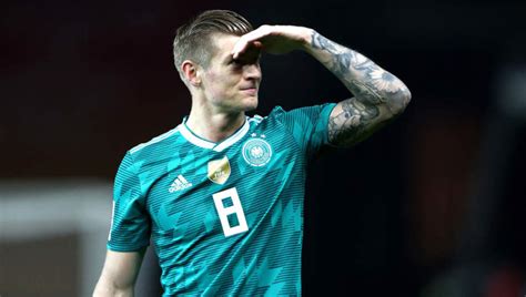 Write informative laconic excerpt under 30 words in mexican spanish for news below. Do not wrap it into quotation marks or html tags. playHow Germany got off to a &apos;dream&apos; start at Euro 2024 vs. Scotland (2:00)Tom Hamilton recaps Germany&apos;s 5-1 win over Scotland in their opening game of Euro 2024. (2:00)Julian Nagelsmann said Toni Kroos delivered a "really powerful" pep talk to the Germany team before the Euro 2024 hosts posted a record 5-1 victory against Scotland in the opening game of the tournament in Munich.Goals from Florian Wirtz, Jamal Musiala, Kai Havertz, Niclas Füllkrug and Emre Can enabled the Germans to claim the biggest-ever opening game win at a European Championship.Scotland, meanwhile, failed to register a shot on target and scored with an Antonio Rüdiger own goal.The win puts Nagelsmann&apos;s team in control of Group A ahead of fixtures against Hungary and Switzerland. But with Musiala and Wirtz, both 21, carrying the pressure of a young team in the tournament, the Germany coach paid tribute to 34-year-old Kroos, who will retire at the end of the competition, for helping calm the players down before the game."He is very important, just like everyone else," Nagelsmann said in his news conference of Kroos, who completed 101 of his 102 passes before being substituted in the 80th minute. "He&apos;s very experienced and calm."The team were really loud [before the game] and he said a few quiet words that were really powerful."He is part of the group, but that experience is what makes him different. With his record, some would have problems being accepted, but he is not arrogant, he is very important for the team and a pole of calmness."But despite all of his successes and status, we see him as part of the group."Toni Kroos&apos; experience helped Germany record the biggest-ever win to open the European Championships. Craig Williamson/SNS Group via Getty ImagesThe performance of Musiala and Wirtz created the early headlines in Germany, however, and Nagelsmann was keen to play down the hype building up around the two attacking players."I don&apos;t want to talk about singling out players," he said. "It&apos;s super interesting to see how our players became internationals. They had different paths, unique paths, but what unites us is that we are part of a group and this group has learned to protect every member of the group and make all around them look good."So I don&apos;t want to talk about individuals. The team, the group won the game, and I hope the country now believes in us even more than before."Scotland made a nightmare start to their Group A campaign, conceding five goals in a game for the first time since a 5-1 defeat against the United States in 2012. Their task was made even harder when defender Ryan Porteous was sent off for a foul on Ílkay Gündogan, which also led to a penalty, shortly before half-time.But manager Steve Clarke urged the Scottish supporters to "keep the faith" despite the dismal performance and result."We didn&apos;t play to our standard, but I thought the German team were excellent," Clarke said."We&apos;re disappointed, we let ourselves down and we&apos;re better than that. A better team than that. But we need four points from next two games and that&apos;s what we&apos;re focusing on now."I&apos;ve had tough nights and I&apos;ll get over it. I&apos;ve never doubted my players. Never ever."Keep the faith, see you at the next game." ,Alemania arrancó con una victoria de ensueño ante Escocia en la Euro 2024, con un marcador récord de 5-1. Kroos lideró un fuerte discurso motivador.