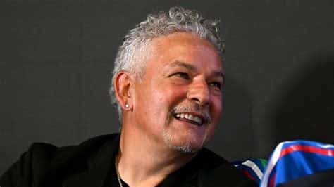 Write informative laconic excerpt under 30 words in mexican spanish for news below. Do not wrap it into quotation marks or html tags. Jun 21, 2024, 04:29 AM ETRoberto Baggio played 56 times for Italy. Claudio Villa/Getty ImagesRetired Italy star Roberto Baggio was robbed at gunpoint at his home while watching the national team&apos;s game against Spain at the European Championship on Thursday.At least five armed robbers burst into Baggio&apos;s villa near the northern city of Vicenza around around 10 p.m. local time, according to Italian media reports. One struck Baggio on the head with the butt of a gun when the former football player confronted them.The robbers locked the 57-year-old Baggio and his family in a room while they stole jewelry, watches and cash.After the thieves left, Baggio broke down the door and called police. He was taken to the hospital and received stitches for the wound. His family members were not harmed.Baggio played 56 games for Italy, scoring 27 goals.Spain won the match against Italy in Gelsenkirchen 1-0. ,El exfutbolista italiano Roberto Baggio fue asaltado a mano armada en su casa mientras veía el partido de la Eurocopa entre Italia y España.