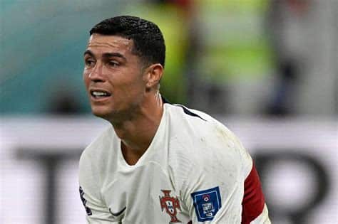 Write informative laconic excerpt under 30 words in mexican spanish for news below. Do not wrap it into quotation marks or html tags. Jun 21, 2024, 01:24 PM ETPortugal coach Roberto Martinez has said Cristiano Ronaldo is fit enough to repeatedly play full 90-minute matches at Euro 2024, praising his experience and athleticism.Ronaldo, 39, played the entire match in Tuesday&apos;s 2-1 win over Czechia in their Euro 2024 opener but did not score.Asked ahead of Friday&apos;s game against Turkey if it makes sense to play Ronaldo for 90 minutes, Martinez told a news conference: "Do you know how many minutes Cristiano played last season? He has experience, there was no other player in the history of football with six European Championships played."It is important to understand what a player brings. Cristiano brings experience, brings goal opportunities, a way of opening up spaces. Cristiano is in the national team because he deserves to be here, just look at what he has done and what he has done in the last competitions."Ronaldo scored a Saudi Pro League record 35 goals for Al Nassr in his first full campaign at the club and is the all-time leading scorer in men&apos;s international football with 130 goals.Martinez said he was very impressed by Ronaldo&apos;s latest performance."He was very disciplined, worked hard and is a killer, a very important box player," Martinez said. "He opens up space. When Francisco [Conceicao] scored, the space opened up because Cristiano was in the area. We work with a focus and Cristiano is important for us, in what we try to do in the penalty area."Conceicao, 21, was a surprise inclusion in Portugal&apos;s Euro 2024 squad having made his national tea debut in a friendly in March.Martinez was asked if Conceicao, who scored the winner against Czechia, deserves to start against Turkey."We have 23 field players, 10 who go into the starting 11 and a team that finishes the game," Martinez said. "The important thing is that everyone is ready when called upon. In the last game we saw that. Francisco came in and he showed why he is in the Seleção."Turkey beat Georgia, 3-1, in their opener, with Real Madrid&apos;s Arda Güler breaking Ronaldo&apos;s record from 2004 when, aged 19 and 114 days, he became the youngest player to score on their European Championship debut."We know that Arda Güler is a sensational talent, he has an extraordinary future," Martinez said. "He&apos;s a very efficient player, I like teams that give space to younger players and it&apos;s great to see him playing. It was a great momment., But We want to win and we&apos;re going to do it."I don&apos;t agree that this game is going to be easier than our opening game, there are no easy games at a European championship." ,El entrenador de Portugal, Roberto Martinez, elogió la condición física de Cristiano Ronaldo para jugar los 90 minutos completos en la Euro 2024.