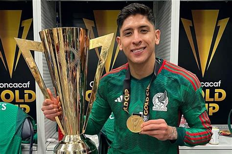 Write informative laconic excerpt under 30 words in mexican spanish for news below. Do not wrap it into quotation marks or html tags. playIs Mexico destined for a group stage exit at Copa America 2024? (2:02)Sebi Salazar and Herc Gomez discuss where Mexico will exit Copa America 2024. (2:02)HOUSTON -- Mexico midfielder Edson Álvarez said Friday that he&apos;s "focused on" the Copa América amid reports that Manchester United are interested in signing the West Ham player."I can only tell you that I&apos;m focused on what I have to do. I know that the Copa América is a very important tournament where the eyes of the world are basically here," Álvarez, who joined West Ham from Ajax last summer, said ahead of Mexico&apos;s tournament opener against Jamaica on Saturday in Houston."Later there will be time to see what there is or what there isn&apos;t."Álvarez, 26, is set to wear the captain&apos;s armband as the new leader for a Mexico roster that is in a generational change under coach Jaime "Jimmy" Lozano."I really want this to start, [so] tomorrow I can go out with the captain&apos;s armband, listen to the Mexican national anthem in front of all the people. It&apos;s something I think about and get goosebumps," he added.Edson Álvarez will captain Mexico at the Copa América. Carmen Mandato/Getty ImagesLozano will coach in the Copa América for the first time since taking charge of El Tri in 2023. Despite hitting the ground running with a Gold Cup trophy last summer, Mexico&apos;s coach has been questioned in recent months after being unable to win the 2023-24 Concacaf Nations League title and recently losing to Uruguay and Brazil in friendlies.And the former Necaxa and Queretaro coach admitted this summer&apos;s Copa América is the biggest challenge of his managerial career."Without a doubt, without a doubt, of course," he said. "A Copa América is surely just a step below a World Cup."Because we are not always invited, because there are teams that have been world champions many times. Without a doubt, without a doubt, the most important tournament [of my career]."After facing Jamaica at Houston&apos;s NRG Stadium this weekend, Mexico will continue their Copa América group stage run against Venezuela on June 26 (at SoFi Stadium in Inglewood, California) and Ecuador on June 30 (at State Farm Stadium in Glendale, Arizona).Although Mexico finished as Copa America finalists in 1993 and 2001, the Concacaf side have failed to go further than the quarterfinal stage in their last three outings.Jamaica coach Heimir Hallgrimsson praised Mexico in a separate press conference on Friday, but also didn&apos;t count his team out against the all-time leaders in Gold Cup titles."They are the powerhouse of our confederation and on paper probably more likely to win the game," said Hallgrimsson. "But luckily for us, this game is not played on paper, it&apos;s played out there." ,Edson Álvarez, capitán de México, se enfoca en la Copa América 2024 mientras los ojos están puestos en él, desmintiendo rumores de Manchester United.