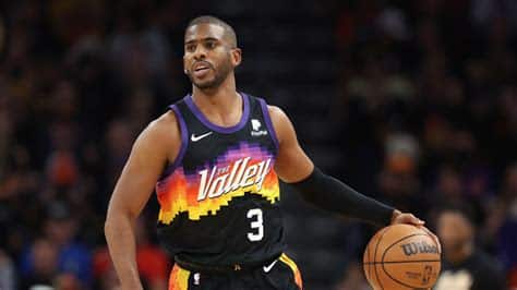 Write informative laconic excerpt under 30 words in mexican spanish for news below. Do not wrap it into quotation marks or html tags. Chris Paul, veterano de 36 años, firmó un contrato de 4 años y $120 millones con los Phoenix Suns. La temporada pasada, Paul promedió 10.8 asistencias por partido, liderando la NBA, pero su producción en puntos se redujo a un mínimo en su carrera con 14.7 por partido. A pesar de su edad y de algunas lesiones, Paul demostró que aún puede jugar a alto nivel y será una opción temprana en los drafts de fantasía para la temporada 2022-23.,Chris Paul, veterano de 36 años, firma contrato millonario con los Phoenix Suns. A pesar de lesiones, sigue siendo opción clave en fantasía para temporada 2022-23.