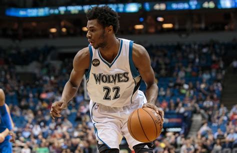 Write informative laconic excerpt under 30 words in mexican spanish for news below. Do not wrap it into quotation marks or html tags. Andrew Wiggins ha tenido una producción constante en sus dos temporadas con los Golden State Warriors. Ha ocupado el puesto de tercer opción ofensiva detrás de Steph Curry y Klay Thompson. Aunque sus números de anotación han disminuido, Wiggins ha mejorado su eficiencia en tiros de tres puntos.,Andrew Wiggins destaca en Golden State como tercera opción ofensiva, mejorando su eficiencia en triples en sus dos temporadas con los Warriors.