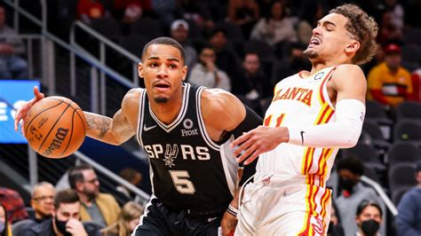 Write informative laconic excerpt under 30 words in mexican spanish for news below. Do not wrap it into quotation marks or html tags. Dejounte Murray ha sido traspasado por los Spurs a los Hawks a cambio de selecciones de draft. Murray pasará a ser compañero de equipo de Trae Young en los Hawks. Los Spurs han decidido reconstruir su equipo y se desprendieron de Murray como parte de esa estrategia.,Los Spurs traspasan a Dejounte Murray a los Hawks por selecciones de draft. Murray se une a Trae Young en Atlanta, mientras Spurs buscan reconstruirse.