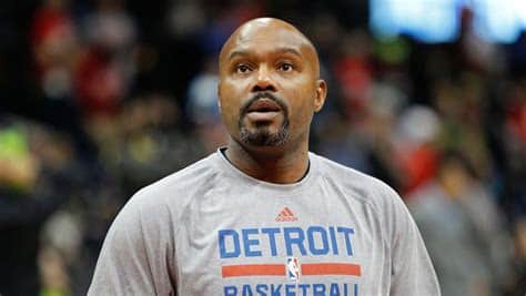 Write informative laconic excerpt under 30 words in mexican spanish for news below. Do not wrap it into quotation marks or html tags. Tim Hardaway tuvo una temporada difícil debido a una lesión en el pie que lo dejó fuera de 42 juegos. A pesar de esto, Hardaway tuvo un promedio de 13.8 puntos, 3.6 rebotes y 1.8 asistencias en 26.2 minutos cuando salió desde la banca. Hardaway mostró mejoras en su juego durante la temporada pasada, con un porcentaje de tiros de campo del 44.7% y un porcentaje de tiros de tres puntos del 39.1%. Sin embargo, su falta de producción en otras áreas lo ha mantenido fuera de los mejores 100 en producción fantasy total. Hardaway, quien ha aumentado su promedio de puntos en las últimas temporadas, se espera que juegue un papel importante como escolta titular de los Mavericks esta temporada y podría tener un aumento en su producción general si continúa siendo eficiente en sus tiros.,Tim Hardaway lidió con una lesión en el pie, perdiendo 42 juegos, pero mostró mejoras en su juego con Mavericks. Potencial titular en aumento.