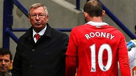 Write informative laconic excerpt under 30 words in mexican spanish for news below. Do not wrap it into quotation marks or html tags. Manchester United legend Wayne Rooney said he believes his former boss Sir Alex Ferguson still has the edge over Manchester City&apos;s Pep Guardiola when it comes to ranking the managerial greats.Guardiola led City to a fourth consecutive Premier League title this season, a feat never managed by Ferguson or any previous team in the history of England&apos;s top flight. That took the former Barcelona and Bayern Munich manager&apos;s total haul to six Premier League titles in his eight seasons at Man City.- Stream on ESPN+: LaLiga, Bundesliga, NWSL more (U.S.)But that still falls some way behind Ferguson&apos;s record of 13 championships during his 26 years in charge of Man United."I think of course there are going to be arguments as to who is better, but I think people tend to just look at what Sir Alex did at Manchester United, and what he did at Aberdeen was incredible," Rooney said in an interview with ESPN Brasil."And you&apos;d ask the question, could Guardiola do that at a team like Aberdeen?"There&apos;s questions, there&apos;s debate, I think Guardiola for his era is of course the best and he&apos;s changed the way football is played worldwide ... but yeah for me Sir Alex, what he achieved in the game is incredible."Prior to joining United, Ferguson won three Scottish titles with Aberdeen, breaking up the longtime dominance of Glasgow rivals Celtic and Rangers. Famously, he also guided them to victory over giants Real Madrid in the final of the 1983 European Cup Winners&apos; Cup.Guardiola, however, has the 3-2 advantage over Ferguson in terms of Champions League titles, with his two at Barcelona adding to last season&apos;s triumph as part of the treble with City.Rooney spent nine years playing under Ferguson and eventually finished his career as the club&apos;s record goal scorer. However, he has made it clear that he has plenty of respect for Guardiola and earlier this year even suggested he&apos;d be willing to work as the Spaniard&apos;s assistant."If Pep Guardiola comes in and asks me to be his assistant, you&apos;d walk there," Rooney told the Stick to Football podcast."You see what [Mikel] Arteta is doing now [at Arsenal] and I strongly believe a lot of that is from learning what Guardiola was doing, and so it depends on what the situation is."For me, the best manager is Pep and you look at how he adapts -- how they [City] are playing now is not the same as how they were playing four years ago."Since then, Rooney has himself returned to management, having been appointed boss of English Championship side Plymouth Argyle ahead of next season. ,Wayne Rooney afirma que Sir Alex Ferguson supera a Pep Guardiola, a pesar de los logros del técnico del Manchester City. Ronaldinho sufrió un intento de extorsión.