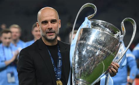 Write informative laconic excerpt under 30 words in mexican spanish for news below. Do not wrap it into quotation marks or html tags. Lionel Messi believes his former FC Barcelona coach Pep Guardiola has turned Manchester City into the most attractive team to watch, but concedes Real Madrid are the best "in terms of results."Guardiola guided City to a record fourth successive Premier League title one year after leading his team to win a historic treble -- Premier League, Champions League and FA Cup.LaLiga winners Real Madrid beat City in the quarterfinals of the Champions League en route to lifting their 15th European Cup on June 1.Asked who he considers to be the best team in the world, Messi told Infobae: "If you speak in terms of results, it is [Real] Madrid, the current Champions [League] holders."If you speak in terms of play, I personally like Guardiola&apos;s City. I think that any team where Guardiola is will be special because of the way he is, the way he trains, the way he work and how he makes his teams play."At the level of play for me, City is the best, and in terms of results, Madrid."Under Guardiola, Messi won 14 titles at Barça, including three LaLiga trophies, two Champions League and two FIFA Club World Cups.Messi is currently training with Argentina&apos;s national team in Miami.The Inter Miami forward will captain the Albiceleste at the upcoming Copa América that will be staged in the United States from June 20 until July 14.The 2022 World Cup winners are the current Copa América holders."I think that Argentina is always favourite," Messi said. "When a tournament starts, be it a World Cup, Copa América or whatever, Argentina is a candidate just like Brazil and more so in this Copa América. But I think that today the South American teams are very strong."Uruguay is very good, as is Colombia and Ecuador. Afterwards it becomes very difficult to play all the games, but I think it will be a very levelled Copa América."Messi, 36, admits that winning the World Cup has given him a sense of fulfillment but life has gone on as normal."Obviously having won and having achieved everything at national level, it is different experience, there&apos;s another peace of mind," he said. "Being world champion felt for me like feeling fulfilled. I achieved everything, I was able to achieve the goals and dreams I had."It&apos;s like everything changed, but at the same time nothing changed."Yes, we achieved the goal and obviously it was what we wanted the most, me, my family and everyone."But then life goes on. I had to continue in Paris at [Paris Saint-Germain] , [then] I had to live here [in Miami] and continue trying to achieve things, to win."Now we have another challenge with the national team which is to be able to try to win the Copa América."Messi, whose contract with Inter Miami expires in December 2025, has not given an indication as to when he will retire from the national team.Argentinians are hopeful that Messi will play at the 2026 World Cup that will be played in the United States, Mexico and Canada."It depends on how I feel, on how I am physically," Messi admitted."I have to be realistic with myself. And know if I am up to the task of being able to compete and help the teammates next to me. There is some time left and I don&apos;t know how I will be at that moment."Age is also a reality that is there, although it is a number, and he games that I am going to play [at Inter Miami] are not the same as the ones I played when I was in Europe ... But it will depend on how I feel, what I feel when I&apos;m next to my teammates and see if I&apos;m still up to par or not." ,Lionel Messi elogia a Pep Guardiola al decir que el Manchester City es el equipo más atractivo, aunque reconoce al Real Madrid como el mejor en resultados.