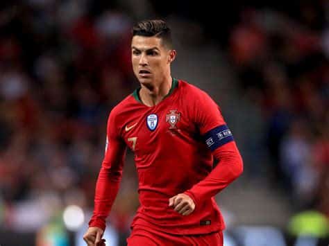 Write informative laconic excerpt under 30 words in mexican spanish for news below. Do not wrap it into quotation marks or html tags. Portugal coach Roberto Martínez has underlined the importance of Cristiano Ronaldo to the national team by describing the veteran forward as unique in what he brings to the locker room.Ronaldo, 39, joined Portugal&apos;s squad on Friday for the upcoming Euro 2024."There is no other player in world football who can bring what Cristiano can bring to the locker room," Martínez said in Friday&apos;s news conference."It&apos;s going to be his sixth European Championship. He is the only player to have played in five European Championships. We are talking about a unique feat in world football and this experience is important. Then we have the other players on the field and decisions to make. Cristiano is ready to help and give everything he can."Despite missing out on silverware this season, Ronaldo scored a Saudi Pro League-record 35 goals for Al Nassr in his first full campaign at the club."I think Cristiano has had very consistent performances for his club, there is no doubt that he is an incredible finisher," Martínez said.Portugal captain Ronaldo is the all-time leading scorer in men&apos;s international football with 128 goals.The former Real Madrid and Manchester United star recently spoke about wanting to remain at the top of his form for as long as possible.Euro 2016 winners Portugal have a mix of experience and youth in their squad."Experience is very important during a tournament, also due to the mix of new blood in the dressing room," Martínez said."It is important to manage the experience of players like Pepê or Cristiano. There has to be an environment where young players believe they can help the team."One of the emerging talents in the squad is Benfica&apos;s teenage midfielder João Neves.Neves, 19, has been linked with numerous clubs in Europe, including Manchester United, after a strong season in the Primeira Liga.Manchester City&apos;s midfielder Bernardo Silva is not surprised by the interest Neves has attracted."He [Neves] is  a player that many clubs want due to his success last season," Silva said. "I don&apos;t have any &apos;inside information,&apos; but that&apos;s what I hear. Of course, I would like to see him by my side [at City], I really appreciate him as a player."But he has to take his own path. I don&apos;t need to convince [Manchester City coach Pep] Guardiola, as he [Neves] convinces almost all coaches in the world with the way he works."I imagine that it won&apos;t be easy for some clubs to enter the race for him, but if Joao continues with the energy he has shown, he will have a very good future ahead of him." ,Roberto Martínez destaca importancia de Cristiano Ronaldo en Portugal para Euro 2024. El veterano delantero es único en el vestuario.