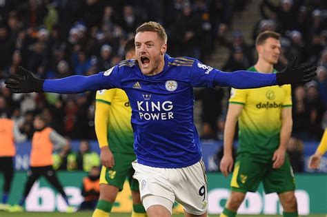 Write informative laconic excerpt under 30 words in mexican spanish for news below. Do not wrap it into quotation marks or html tags. Jamie Vardy has extended his contract with Leicester City to June 2025 as he prepares to play one more season in the Premier League, the promoted club said on Friday.Vardy netted 20 times in all competitions, including 18 goals in the second-tier Championship as Leicester won the league and gained automatic promotion to the top flight.The 37-year-old, who won the Premier League in 2015-16 and the Golden Boot for most goals in 2019-20, has showed no signs of slowing down and is keen to add to his tally of 190 goals for the club."To get the numbers that I did [last season], I&apos;m delighted with it, but there&apos;s still more to come. I look after myself," Vardy said."I&apos;ve always said that age is just a number. My legs feel fine so that&apos;s why I carry on until my legs say &apos;that&apos;s it, game over&apos;. There will be a day when that comes, but that&apos;s not right now."We look forward to another season in the Premier League and seeing what we can do. One hundred per cent, it&apos;s the best league in the world. That&apos;s where you want to be playing your football."Vardy has also played for England, scoring seven times in 26 appearances, but he retired from international duty in 2018 after he was used sparingly at the World Cup.  ,Jamie Vardy amplió su contrato con Leicester City hasta junio de 2025, listo para otra temporada en la Premier League. El delantero de 37 años sigue en forma.