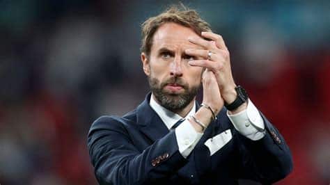 Write informative laconic excerpt under 30 words in mexican spanish for news below. Do not wrap it into quotation marks or html tags. Gareth Southgate said he understands supporters booing England off after losing Friday&apos;s friendly to Iceland but vowed his team will be ready to fire at Euro 2024.The Three Lions lost their final warm-up game 1-0 as Jon Dagur Thorsteinsson&apos;s 12th-minute strike was enough to give the visitors a famous win at Wembley.Many of the 81,410-strong crowd opted to boo England at half-time and full-time of a game in which Harry Kane and Phil Foden wasted excellent opportunities but they managed just one shot on target, their fewest in a game since June 2021.Asked about the negative fan reaction, Southgate said: "Completely understand -- we didn&apos;t play well enough to keep them excited within the game."We had some very, very good chances which normally would be finished which could have given a different complexion to the game and affected the confidence of the opponent. But that might also have masked some flaws that were apparent tonight."From my perspective, I&apos;ve learned a lot from the game but no qualms with the supporters&apos; reaction."To have the fans with you here obviously makes a massive difference but you have to give them enough goalmouth action, you have to play well enough, press and win the ball with intensity to keep them with you during the game and tonight we didn&apos;t do that so we have to accept the reaction as it was."England face Serbia in their opening Group C match against Serbia on June 16."We&apos;ll be ready," Southgate said. "Tonight hasn&apos;t gone as we would have hoped. I said to the players that not every day will go as you want and tonight was one of those."But also not everything will be wrong, we had enough chances really to win the game but we conceded too many chances as well."John Stones appeared to suffer an ankle problem in the opening minutes of the game and was substituted at half-time for Ezri Konsa after receiving treatment but Southgate played down fears of an injury scare with England set to fly out to Germany on Monday."We think he&apos;s probably OK but we didn&apos;t want to take a chance with that given what&apos;s coming up," he added.Southgate also had no concerns over Marc Guehi, who suffered a head injury in the second half. ,Gareth Southgate entiende abucheos tras derrota de Inglaterra ante Islandia, promete equipo listo para Euro 2024. John Stones y Marc Guehi sin lesiones graves.