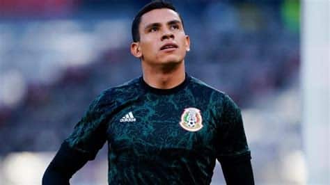 Write informative laconic excerpt under 30 words in mexican spanish for news below. Do not wrap it into quotation marks or html tags. Mexico national team goalkeeper Luis Malagón is set to miss the Copa América after suffering a muscle injury, sources told ESPN&apos;s Mauricio Ymay.Santos Laguna&apos;s Carlos Acevedo is expected to replace the 27-year-old Club América goalkeeper who was the likely starter this summer for Mexico.According to sources, Malagón arrived at El Tri&apos;s camp with muscle discomfort, and his status worsened as the national team continued its preparation during an ongoing stretch of three United States-based friendlies.On Friday -- and ahead of Saturday&apos;s friendly against Brazil at College Station, Texas&apos; Kyle Field -- Malagón underwent tests at a local hospital that revealed a muscle injury in his gluteus and he will miss three to four weeks.Against Brazil and possibly for the Copa América, the expectation is that Pumas goalkeeper Julio González will be given the start for Mexico. The 33-year-old player has previously earned just one cap at the international level.Mexico is currently in a transition phase after goalkeeping icon Guillermo Ochoa was left out of a recent preliminary squad for the Copa América. In his place, Malagón (four caps), González (one cap), and Raul Rangel (debut earlier this week) were selected.Other prominent veterans such as Fulham striker Raúl Jiménez and recently San Diego FC signed winger Hirving Lozano were also left out of Mexico&apos;s latest call-up.At the Copa América, which kicks off on June 20, Mexico has been placed into Group B with Ecuador, Venezuela and Jamaica. ,El portero de la selección mexicana, Luis Malagón, se perderá la Copa América debido a una lesión muscular. Carlos Acevedo de Santos Laguna lo reemplazará.