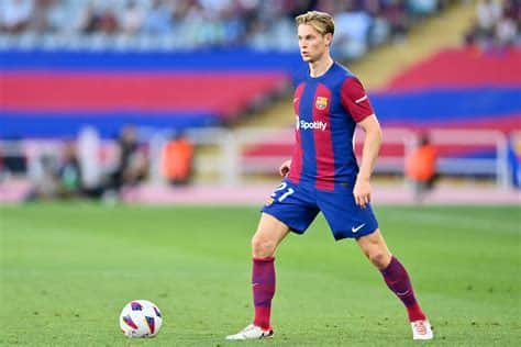 Write informative laconic excerpt under 30 words in mexican spanish for news below. Do not wrap it into quotation marks or html tags. The Netherlands have been dealt a blow ahead of the start of the European Championships this week after Frenkie de Jong was ruled out of the tournament on Monday.De Jong, 27, has not played since injuring his ankle in Barcelona&apos;s 3-2 defeat to Real Madrid on April 21.Despite that, the midfielder was named in Ronald Koeman&apos;s 26-player squad for the Euros in Germany with the expectation he would be able to feature in the finals.However, the Netherlands confirmed in a short statement that De Jong had lost "a race against time" and would not be fit enough to play any part in the tournament."I&apos;m sad and disappointed that I won&apos;t make it to the Euros," De Jong said in a post on social media."We&apos;ve been doing a lot of work in the past few weeks, but my ankle needs more time, unfortunately."It&apos;s a dream and the greatest honour to represent our country in a major tournament, but now, like the entire nation, I will cheer for our team from the sidelines."De Jong, who has 54 caps for his country, missed Barça&apos;s final six games of the season after sustaining his third ankle of the campaign in the Clásico defeat against Madrid.Speaking after a 4-0 win over Iceland, Koeman criticised Barça&apos;s management of De Jong&apos;s injuries this season."They took a risk with Frenkie and now we suffer the consequences," Koeman told NOS.De Jong will now return to Barcelona to continue his recovery work, while Koeman must decide whether he wants to call up a replacement for the former Ajax man.The Netherlands kick off their tournament against Poland on June 16, with games against France and Austria to follow in the group stage. ,La lesión de Frenkie de Jong deja a Países Bajos sin una pieza clave para la Eurocopa. El mediocampista se perderá el torneo por una lesión en el tobillo.