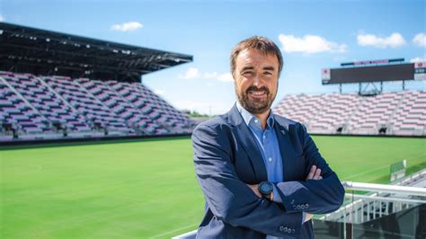 Write informative laconic excerpt under 30 words in mexican spanish for news below. Do not wrap it into quotation marks or html tags. Jun 17, 2024, 03:59 PM ETFormer Barcelona and Arsenal director of football Raúl Sanllehí will join Inter Miami CF as co-president alongside Xavier Asensi, overseeing aspects of the sporting side and executing the ownership&apos;s strategy of player development from the academy to the first team.Sanllehí will officially serve as president of football operations upon receipt of his U.S. work authorization."I have a blend of experience between leagues with LaLiga and the Premier League, and kinds of elite clubs that play Champions League every year, like Barcelona or Arsenal, so I have a vast vision about football," Sanllehí told ESPN. "I have a very clear model in which I believe that clubs should be based and grow from there. The ownership wants to turn this club into a global football powerhouse, and that&apos;s something that I embrace completely."The Spaniard previously worked as the director of football at Barcelona from 2008-2019, playing an integral role in the team during the development of current Miami players Lionel Messi, Sergio Busquets, Luis Suárez and Jordi Alba. Sanllehí will also reunite with head coach Gerardo Martino, after being part of the team that hired the Argentine at Barcelona in 2013.Sanllehí also served as head of football at Arsenal from 2018-2020, and most recently as CEO of Spanish club Real Zaragoza from 2020-2024. Now, Sanllehí wants to develop Inter Miami&apos;s academy to produce the kind of side he saw while at Barcelona."I remember Johan Cruyff in a press conference when he was explaining the reasons why he believed so much in the academy," Sanllehí recalled. "One reporter asked him, &apos;so what you&apos;re saying is that the academy needs to play like the first team?&apos; And he said, &apos;no, actually I&apos;m saying the opposite. I&apos;m saying that the first team needs to play like the academy.&apos;"And you don&apos;t achieve that in two or three years. That&apos;s over time, because you need to plant the seeds and then protect them so they grow."And that was the secret of success of probably the best team in the history of Barcelona with all the players that you know, Sergio Busquets, Jordi Alba, Messi, all of them were there. And they were all coming from the academy."If you look in history, again, all the main clubs that have been legendary in Europe, they were all based on the academy players. So I really believe that that&apos;s the path."The Herons currently boast multiple academy players in the senior team, with Leo Alfonso most recently making headlines for scoring the team&apos;s winning goal in extra time against the Philadelphia Union on June 15.Benjamin Cremaschi and David Ruiz also played an integral role in the victory, while regularly featuring in Inter Miami&apos;s starting XI under Martino.On the other end, Asensi will continue to manage the team&apos;s commercial aspect as president of business operations. He joined Inter Miami in 2021 from Barcelona, helping the club triple revenues. His promotion allows for the two to work in unison on different ends of the team&apos;s growth. ,Raúl Sanllehí, exdirector de fútbol del Barcelona y Arsenal, se une a Inter Miami CF como copresidente, enfocado en desarrollo de jugadores.