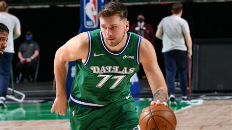 Write informative laconic excerpt under 30 words in mexican spanish for news below. Do not wrap it into quotation marks or html tags. Luka Dončić firmó una extensión de contrato de cinco años y $207 millones con los Mavericks. En la temporada pasada, Dončić promedió 27.7 puntos, 8.6 asistencias, 8.0 rebotes y 1.0 robos por partido. Dončić es considerado uno de los favoritos al premio de Jugador Más Valioso (MVP) para la temporada 2021-2022.,Luka Dončić renueva con los Mavericks por $207 millones. Promedió 27.7 puntos, 8.6 asistencias, 8.0 rebotes y es favorito al MVP.