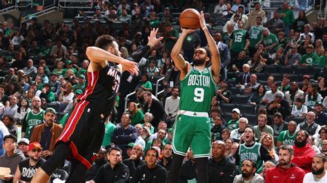 Write informative laconic excerpt under 30 words in mexican spanish for news below. Do not wrap it into quotation marks or html tags. Derrick White podría perder su papel de sexto hombre con los Celtics debido a la llegada de Malcolm Brogdon. El talento excesivo en el equipo de los Celtics podría generar estadísticas inconsistentes para White esta temporada. White podría beneficiarse de la salida de DeMar DeRozan de los Spurs y tener un papel más destacado en la ofensiva del equipo.,Derrick White pierde rol de sexto hombre con Celtics por Malcolm Brogdon. Cambios en los Spurs pueden favorecer su rendimiento.