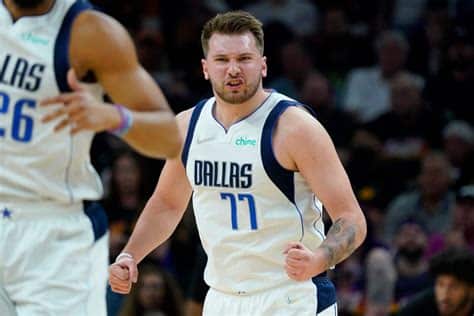 Write informative laconic excerpt under 30 words in mexican spanish for news below. Do not wrap it into quotation marks or html tags. La estrella de la NBA, Luka Doncic, firma una extensión de contrato de cinco años y $207 millones con los Mavericks. Doncic promedió 27.7 puntos, 8.6 asistencias y 8.0 rebotes en la temporada 2020-2021. A pesar de su baja eficiencia en tiros libres, Doncic es considerado uno de los mejores jugadores de fantasy y es favorito para el premio de MVP de la próxima temporada.,Luka Doncic firma extensión millonaria con los Mavericks. A pesar de fallos en tiros libres, es candidato al MVP.