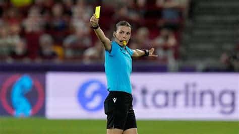 Write informative laconic excerpt under 30 words in mexican spanish for news below. Do not wrap it into quotation marks or html tags. Jun 24, 2024, 01:29 PM ETMarta Huerta de Aza will become the first woman to referee a men&apos;s professional league game in Spain.The Royal Spanish Football Federation (RFEF) announced on Monday that its Referee Technical Committee has promoted Huerta de Aza to officiate in the Spain men&apos;s second division from the 2024-25 season."I have been fighting for many years and it is a huge satisfaction to have achieved it," Huerta de Aza said. "I also consider this promotion as a collective achievement, as my colleagues are letting me know."Women&apos;s refereeing in Spain is taking very important steps and this is a success for all."Huerta de Aza, 34, has refereed some big games already, including the Women&apos;s Euro 2022 opener between England and Austria. She also officiated at the 2023 Women&apos;s World Cup while earlier this year, she took charge of the Champions League Women&apos;s semifinal first leg between Lyon and Paris Saint-Germain.The Spanish FA also announced that Judit Romano Garcia has been promoted and will join Guadalupe Porras Ayuso and Eliana Fernandez Gonzalez as the three female assistant referees in LaLiga. ,Marta Huerta de Aza será la primera mujer árbitro de un partido de liga profesional masculina en España.