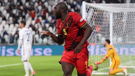 Write informative laconic excerpt under 30 words in mexican spanish for news below. Do not wrap it into quotation marks or html tags. playDoku: Lukaku is scared to celebrate goals at Euro 2024 (0:37)Jérémy Doku speaks about Romelu Lukaku&apos;s performances for Belgium at Euro 2024. (0:37)Jun 24, 2024, 02:13 PM ETBelgium striker Romelu Lukaku is "scared to celebrate" when he scores after having three goals ruled out after video review at the European Championship, teammate Jérémy Doku said on Monday.Lukaku had two goals overturned by VAR in Belgium&apos;s shock 1-0 loss to Slovakia last week, one for offside and one for an earlier handball by Loïs Openda. VAR spotted another offside when Lukaku scored in the 2-0 win over Romania on Saturday that got Belgium&apos;s campaign on track.Lukaku has yet to score a valid goal at Euro 2024, but Doku said his teammate remains upbeat."He would have liked to have the goals because, now when he scores, I think he&apos;s scared to celebrate," Doku said. "He didn&apos;t have a lot of luck, but he&apos;s happy."He&apos;s happy because we won our last game. Of course, as a striker, he always wants to score and of course you think of your individual stats, it&apos;s normal. But he&apos;s happy with the impact that he&apos;s having on our team and the chances he&apos;s creating."If you watch the games you can see how important he is for us. He didn&apos;t score, but he gave an assist and that&apos;s important as well."Belgium takes on Ukraine in its last game on Wednesday in Group E, the most even of all at Euro 2024 will all four teams on three points each."The pressure is there, but we just want to win the game," Doku said. "We don&apos;t have to look at the other teams. Even if we had already six points we&apos;d want to win the game. Now there&apos;s a little more tension of course, but that&apos;s what we like."Information from The Associated Press was used in this story. ,Romelu Lukaku de Bélgica tiene miedo de celebrar goles en la Euro 2024 después de que anularan tres por revisión de vídeo.