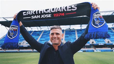 Write informative laconic excerpt under 30 words in mexican spanish for news below. Do not wrap it into quotation marks or html tags. Jun 24, 2024, 03:23 PM ETThe San Jose Earthquakes have fired coach Luchi Gonzalez after the team won only three of its first 19 games this season.Assistant coach Ian Russell was promoted to interim head coach on Monday, with assistants Steve Ralston, Luciano Fusco and Adin Brown remaining in their current roles."We want to thank Luchi for his hard work, commitment to the club and professionalism," general manager Chris Leitch said in a statement. "Luchi and his staff have worked extremely hard the past year and a half, but we have not met expectations this year as a club. We felt that we needed to make a change, and it was in the best interests of the club to move in a different direction."The Earthquakes have the worst record in the MLS at 3-14-2 and are coming off a 6-2 loss to Los Angeles FC on Saturday.Gonzalez took over the Quakes following the 2022 World Cup, where he served as an assistant to the U.S. team. He led San Jose to the playoffs in 2023 before losing to Sporting Kansas City in a shootout. He had a 13-24-16 record in his tenure.The 48-year-old Russell has been an assistant coach for parts of 11 seasons overall with San Jose and had a stint as interim head coach for two matches in 2014. He helped the Quakes win the Supporters&apos; Shield in 2012 as an assistant coach.He also spent four years as head coach of Reno 1868 FC, the Quakes&apos; affiliate in the United Soccer League. He made the playoffs all four seasons with Reno."Ian is a very experienced coach who knows our club better than anyone," Leitch said. "He had a great run as head coach at Reno for four years, winning a lot of games and making the playoffs every season. We&apos;re confident that he&apos;s ready to lead us."Russell also played in 131 games for the Quakes between 2000-05 and was part of MLS Cup champions in 2001 and 2003. ,El San Jose Earthquakes despide al entrenador Luchi Gonzalez después de ganar solo tres juegos esta temporada. Ian Russell es el nuevo entrenador interino.