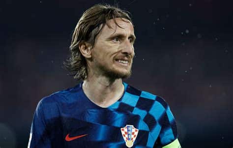 Write informative laconic excerpt under 30 words in mexican spanish for news below. Do not wrap it into quotation marks or html tags. playWas this Euro&apos;s a step to far for this Croatia Generation? (2:20)Alejandro Moreno wonders who will step up for Croatia now that Luka Modric&apos;s generation is nearing their end with the national team. (2:20)Jun 24, 2024, 06:16 PM ETCroatia captain Luka Modric said he would continue playing on despite his country&apos;s likely elimination from the European Championship after conceding a last-gasp goal in a 1-1 draw with Italy in their final Group B game on Monday.Modric, the Ballon d&apos;Or winner in 2018 when Croatia reached the World Cup final in Moscow, put his team ahead seconds after having a penalty saved, but then watched in shock after being taken off as Italy&apos;s Mattia Zaccagni curled home the equaliser with the last kick of the game deep in stoppage time.The draw put Italy into the round of 16 and left Croatia third in Group B with two points -- unlikely to be enough to take one of the spots reserved for the four best third-placed finishers.Despite the disappointment, Modric suggested he wanted to carry on even after 178 internationals since his debut in 2006 and with his goal making him the oldest scorer ever at a Euro."I&apos;d like to keep playing forever, but there probably will come a time when I must hang up my boots. I&apos;ll keep playing on, but I don&apos;t know for how much longer," the 38-year-old midfielder told reporters.Luka Modric shows his disappointment after Croatia conceded a late goal to draw with Italy at Euro 2024. Getty ImagesModric, the long-time Real Madrid star, was resigned in his analysis of the game."That was very stressful," he said. "We kept battling right until the end but, unfortunately, football was merciless with us tonight. It was cruel above all today, but also in our last match [a 2-2 draw with Albania] when we also conceded a late goal."But that&apos;s part and parcel of football. Often it gives you plenty of smiles, but on other occasions it makes you very sad as it did today, losing in the manner we did."It&apos;s hard when you lose like this to find the words to describe how you feel. Of course we need to bounce back. But that&apos;s the way it is."And as I said earlier, perhaps it&apos;s unfair because we all really fought for Croatia right from the first whistle [until] the last and the result is what it is."The footballing gods don&apos;t necessarily always smile on us but we should be proud of the way that we represented our country tonight."Information from Reuters was used in this story. ,El capitán de Croacia, Luka Modric, seguirá jugando a pesar de la eliminación probable de su equipo en la Eurocopa después de empatar con Italia.