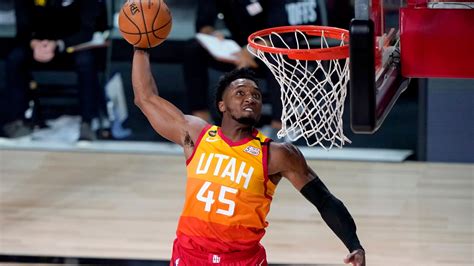 Write informative laconic excerpt under 30 words in mexican spanish for news below. Do not wrap it into quotation marks or html tags. El base Donovan Mitchell ha sido fichado por los Cleveland Cavaliers después de que las negociaciones entre Utah y Nueva York no llegaron a buen puerto. Mitchell se une a un talentoso equipo joven con el base All-Star Darius Garland, el pívot All-Star Jarrett Allen y el prometedor alero Evan Mobley. Mitchell viene de promediar 25.6 puntos, 5.3 asistencias, 4.2 rebotes y 1.5 robos en 33.8 minutos en la temporada anterior. Aunque su producción fantástica podría disminuir al jugar junto a Garland, Mitchell sigue siendo una opción confiable en la tercera ronda de los drafts de fantasía. Mitchell ha demostrado su habilidad en los playoffs, promediando 33.9 puntos en los últimos 17 partidos de postemporada. Su habilidad ofensiva y su capacidad atlética lo convierten en una selección segura en los drafts de fantasía, con un alto piso y la posibilidad de ser seleccionado en la segunda ronda.,El talentoso base Donovan Mitchell se une a los Cleveland Cavaliers, fortaleciendo un equipo joven con Garland, Allen y Mobley. Su producción y habilidad lo destacan en los drafts de fantasía.