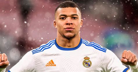 Write informative laconic excerpt under 30 words in mexican spanish for news below. Do not wrap it into quotation marks or html tags. Real Madrid are set to announce the signing of Kylian Mbappé after agreeing a five-year contract that will see the forward earn €15 million ($16.2m) a year after tax, sources have told ESPN.Mbappé, who arrives on a free transfer from Paris Saint-Germain, will also receive a €150m signing on fee, spread over his deal.- Stream on ESPN+: LaLiga, Bundesliga, more (U.S.)The 25-year-old, who is on international duty with France, is expected to be presented at the Bernabeu after his involvement with the national team at this summer&apos;s European Championship is over.Mbappé has already secured a home in Madrid, sources said, purchasing the house belonging to former Madrid star Gareth Bale in the exclusive La Finca development on the outskirts of the city.Mbappé has long been a top target for Madrid, coming close to joining them when he left Monaco in 2017 and again in 2022, before opting to stay at PSG.Madrid have just completed a Champions League and LaLiga double, winning their 15th European Cup by beating Borussia Dortmund 2-0 at Wembley on Saturday. Mbappé&apos;s PSG won Ligue 1 but were eliminated in the Champions League semifinals. ,Real Madrid anunciará la firma de Kylian Mbappé, llegando en transferencia libre del PSG por €150 millones, con un salario anual de €15 millones.