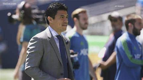 Write informative laconic excerpt under 30 words in mexican spanish for news below. Do not wrap it into quotation marks or html tags. Atlanta United fired coach Gonzalo Pineda on Monday, less than 24 hours after another loss dropped the team further from playoff contention in Major League Soccer.The team announced the change coming off a 3-2 home setback to Charlotte before more than 61,000 fans at Mercedes-Benz Stadium.- Stream on ESPN+: LaLiga, Bundesliga, NWSL more (U.S.)Atlanta United managed only one victory -- a surprising 3-1 road triumph over Lionel Messi and MLS-leading Inter Miami last week -- in its final 11 games with Pineda on the sideline. The team is 1-6-4 over that span, dropping to 13th in the Eastern Conference and 24th overall in MLS.Assistant coach Rob Valentino will take over as interim coach while Atlanta conducts the search for Pineda&apos;s successor."We are grateful to Gonzalo for his commitment and dedication to the club over the last four seasons," club CEO and president Garth Lagerwey said in a statement."We made this decision in an effort to move the team in a new direction. As we continue to evaluate all aspects of our sporting operation, Rob will have our full support to turn our season around in the second half."United also fired assistant coaches Diego de la Torre and Eugenio Villazón. Goalkeeper coach Liam Curran will remain in his current role.Pineda led Atlanta to a 34-34-39 record in league play after taking over the head coaching job during the 2021 season. The team made two playoff appearances during his four seasons at the helm, but was eliminated in the opening round both times. ,Atlta United despide al entrenador Gonzalo Pineda tras racha de malos resultados en MLS. Rob Valentino asume como interino.