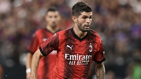 Write informative laconic excerpt under 30 words in mexican spanish for news below. Do not wrap it into quotation marks or html tags. United States and AC Milan attacker Yunus Musah revealed the connection he established with teammate Christian Pulisic on and off the field throughout the Serie A season will serve them well as the team heads into a busy summer highlighted by the Copa América."I&apos;ve gotten to connect with Christian a lot over the past year, spending a lot of time with him this season on and off the field," Musah said at the U.S. team&apos;s availability on Monday. "It&apos;s been great to connect, because I didn&apos;t get the chance to do it much today at camp, so it&apos;s been nice to do that the whole year."- Stream on ESPN+: LaLiga, Bundesliga, more (U.S.)Both Pulisic and Musah joined AC Milan last summer ahead of the 2023-24 campaign, playing integral parts in the team&apos;s success at different points in a season that saw them finish a distant second in Serie A behind runaway champions Inter Milan.The midfielder initially kicked off strong, before suffering an injury in December that forced him to be sidelined before gradually returning to the squad."My season went really well in the beginning until December when I got a little injury," Musah said. "I played a lot of games in the league and Champions League so that was really great, so that&apos;s when you expect things will go like that for the whole season. But things happen and you have to adjust."Towards the end of the season I started being involved in some important games again, Europa League and the derby. It&apos;s been a good season, I was always there pushing and staying around the team. It&apos;s been a good first season."Meanwhile, Pulisic had a stellar first season with the Italian side, scoring 12 goals to shatter Kaka&apos;s 18-year-old record of most goals scored by a midfielder -- not including penalties."On the field, he&apos;s grown so much playing on the right-wing," Musah added. "Being so effective this season in scoring goals and assists, he&apos;s been the best attacker on our team. The manager has given him confidence and had faith in him, it was a mutual thing, and the confidence the manager gave him was reflected on the field."The two will now come together as the U.S. prepares to face Colombia and Brazil in friendlies ahead of the 2024 Copa América. The American side is in Group C alongside Bolívia, Uruguay and Panama."Colombia is a complicated rival. Every game they play with a lot of intensity," Musah said. "They are very physical, especially their defense. I think they have a lot of talent in the attack also, like Luis Díaz, so this game will help us a lot in the preparations. We are facing a really good opponent and they will get the best version of us."Testing ourselves against the best is something that is really important for us because we are only going to get better when playing against the best. Before Copa América it&apos;s great to test ourselves and see what we need to work on. And also try to win these games and get momentum."The international tournament kicks off on June 23 for the American team, starting with the match against Bolivia at AT&T Stadium in Arlington, Texas. ,El atacante de EEUU y AC Milan, Yunus Musah, habla sobre la conexión con Christian Pulisic rumbo a la Copa América. Empezaron juntos en AC Milan el año pasado.