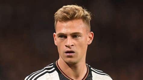 Write informative laconic excerpt under 30 words in mexican spanish for news below. Do not wrap it into quotation marks or html tags. Germany midfielder Joshua Kimmich has described a survey that found one in five of his compatriots would prefer more white players on the national team as "absolutely racist." The poll of 1,304 randomly selected participants was commissioned for national broadcaster ARD&apos;s documentary "Unity and Justice and Diversity," which is to be shown on Wednesday. Some 21% of those surveyed said they would prefer it if more players with white skin were playing for Germany.- Stream on ESPN+: LaLiga, Bundesliga, more (U.S.)"Anyone who&apos;s grown up with football knows this is absolute nonsense. Football in particular is a good example of how you can unite different nations, different skin colors and different religions," Kimmich said on Saturday. "That&apos;s what our team is all about. I would miss a lot of players if they weren&apos;t here. This is absolutely racist and has no place in our changing room."Kimmich was speaking in Herzogenaurach, where Germany are holding a training camp for the upcoming European Championship. The 27-man squad is mixed and includes Black players."When you consider that we are about to host a European Championship at home, it&apos;s absurd to ask such a question when the aim is actually to unite the whole country," Kimmich said. "It&apos;s about achieving great things together. As a team, we&apos;re trying to get everyone in Germany behind us."Germany warm up for Euro 2024 with friendlies against Ukraine in Nuremberg on Monday and Greece four days later in Mönchengladbach.The host nation gets the tournament underway June 14 against Scotland in Munich. They then play Hungary in Stuttgart on June 19 and Switzerland in Frankfurt on June 23. ,El mediocampista alemán Joshua Kimmich califica de "absolutamente racista" a la encuesta que muestra preferencia por jugadores blancos en la selección nacional.