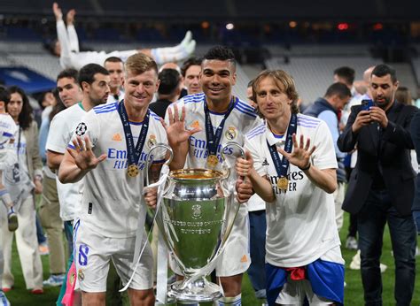 Write informative laconic excerpt under 30 words in mexican spanish for news below. Do not wrap it into quotation marks or html tags. Toni Kroos called his record of six Champions League titles "crazy" after ending his club career by helping Real Madrid to their 15th European Cup in a 2-0 win against Borussia Dortmund at Wembley.Kroos, 34, announced earlier this year that he will retire from football after representing Germany at Euro 2024, making the Champions League final his last game in a Real shirt.- Stream on ESPN+: LaLiga, Bundesliga, NWSL more (U.S.)And after creating the opening goal for Dani Carvajal before being substituted to a standing ovation, midfielder Kroos joined Real legend Paco Gento and current team-mates Carvajal, Luka Modric and Nacho with a record six Champions League titles.With no player in history winning more European Cups/Champions Leagues, Kroos said he couldn&apos;t believe the magnitude of his incredible personal achievement."Amazing," Kroos told CBS. "Six titles in the Champions League is crazy, something I never thought I&apos;d achieve."Kroos won the first of his six Champions Leagues with Bayern Munich against Dortmund at Wembley in 2013, but has added five with Real.And he said that the Spanish club has a different feel to it when it comes to playing in the Champions League."It seems in these games, we are unable to lose," Kroos said. "You don&apos;t lose finals. That&apos;s a good base to have I guess."It comes about because of quality, of course, but the mentality is crazy. It&apos;s a lot of believing. It&apos;s what separates this club from others."It could be worse. That was the plan [to end with a Champions League win], even though it&apos;s difficult to plan this." ,Toni Kroos se despide de su carrera con seis títulos de la Champions League. El mediocampista alemán marca historia en Real Madrid.