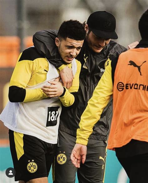 Write informative laconic excerpt under 30 words in mexican spanish for news below. Do not wrap it into quotation marks or html tags. Borussia Dortmund coach Edin Terzic said Jadon Sancho will play in another Champions League in his career, but admitted he does not know if the on-loan Manchester United winger&apos;s future will be with the Bundesliga team.Sancho, 24, was unable to prevent Dortmund from sliding to defeat against Real Madrid in the Champions League final at Wembley as the La Liga champions sealed a 2-0 victory to clinch their 15th European Cup.- Stream on ESPN+: LaLiga, Bundesliga, more (U.S.)The former England international has spent the second half of the season on loan at Dortmund after being dropped from the first-team squad at United following a public bust-up with Old Trafford manager Erik ten Hag.With two years left to run on his United contract, Sancho&apos;s future is unclear, but Terzic said that the player is happy and able to produce his best form at Dortmund."I am very happy to work with Jadon," Terzic said. "I don&apos;t know what the future will bring, but for sure it will bring him another Champions League final."I didn&apos;t speak about his future [at Dortmund} because we have been talking about the present and the present is playing a Champions League final in his hometown, a very special moment for him."He is very happy with us and you can see the joy he has and the joy he brings to us. The last six months, he has been brilliant for us. Of course, he took time to get into shape, but you can feel his quality and his skills improved our game straightaway."He not only improved his game, but those around him. He is very gifted."Dortmund dominated for long periods of the game against Madrid , but failed to take their key chances. And Terzic said it was difficult to explain the defeat following the performance of his team."It&apos;s very tough to find the right words," he said. "Performance-wise we showed a great game, but we also found out why they just became European champions for the 15th time."They have been so effective and this is something we missed. The proud thing is that we gave a really good game and we showed everyone that we came here not just to play a game but to win."We were very close and it has been small things missing. Congratulations to them. To keep this kind of hunger to go and win it again, you see why they are the true champions." ,Entrenador de Borussia Dortmund, Edin Terzic, asegura que Jadon Sancho jugará otra final de Champions League, pero no sabe si será con el equipo alemán.