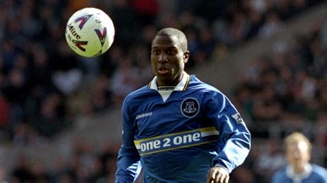 Write informative laconic excerpt under 30 words in mexican spanish for news below. Do not wrap it into quotation marks or html tags. Jun 15, 2024, 06:27 AM ETKevin Campbell has died aged 54 after a short illness. Richard Sellers/Sportsphoto/Allstar via Getty ImagesFormer Arsenal and Everton striker Kevin Campbell has died at the age of 54 following a short illness, the clubs both confirmed on Saturday."Kevin was adored by everyone at the club. All of us are thinking of his friends and family at this difficult time," Arsenal said in a post on X.The forward had joined the club&apos;s youth setup in 1985, before making his senior debut in 1988.During his time at Highbury, Campbell won the English First Division (the predecessor to the Premier League) in 1990-91, an FA Cup, a League Cup and the European Cup Winner&apos;s Cup. He scored 59 goals for the north London club."Everyone at Everton is deeply saddened by the death of our former striker Kevin Campbell at the age of just 54," Everton wrote in a statement."Not just a true Goodison Park hero and icon of the English game, but an incredible person as well -- as anyone who ever met him will know."Campbell scored 51 goals in 164 games for Everton, who had said he was "very unwell" and in hospital earlier in June.Campbell became the first Black player to captain Everton in 2001.Information from Reuters contributed to this report. ESPN BET is owned and operated by PENN Entertainment, Inc. and its subsidiaries (&apos;PENN&apos;). ESPN BET is available in states where PENN is licensed to offer sports wagering. Must be 21+ to wager. If you or someone you know has a gambling problem and wants help, call 1-800-GAMBLER.Copyright: © 2024 ESPN Enterprises, Inc. All rights reserved. ,Fallece a los 54 años Kevin Campbell, exdelantero de Arsenal y Everton, tras breve enfermedad. Clubes confirman deceso y rinden homenaje.