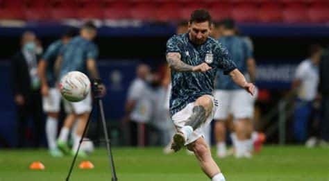 Write informative laconic excerpt under 30 words in mexican spanish for news below. Do not wrap it into quotation marks or html tags. playMessi: There&apos;s not a lot of time left in my career (1:30)Lionel Messi says he&apos;s enjoying playing football more because he knows "there&apos;s not a lot of time left" in his career. (1:30)Jun 15, 2024, 06:52 AM ETLionel Messi has warned his Argentina teammates that nothing will be easy for them after they won their final Copa América warmup fixture against Guatemala on Friday.Messi and Lautaro Martínez each scored twice in the 4-1 win at Fedex Field, Washington D.C., after a Lisandro Martínez own goal in the opening minutes had given the central Americans a surprise lead.After the match, Messi admitted that defending the title that they won in 2021 was going to be a difficult challenge.Lionel Messi scored twice in his country&apos;s win against Guatemala. Omar Vega/Getty Images"It&apos;s going to get harder and harder for us, nothing is going to be easy for us," he said. "But we&apos;re going to try again."We are working with the same desire as always, with the same intensity in each training session and facing these games as we always do."Argentina have yet to announce their official squad for the tournament, which begins on June 20 as they face Canada at Mercedes-Benz Stadium in Atlanta."I have decided which players will be left out, but first I am going to inform them," head coach Lionel Scaloni said."The decision always involves looking for the best for the team. This is the most difficult list of all because we have had complications."Scaloni added that Messi knows he will play all the team&apos;s games "as long as he is healthy."Information from ESPN&apos;s Lizzy Becherano contributed to this report. ESPN BET is owned and operated by PENN Entertainment, Inc. and its subsidiaries (&apos;PENN&apos;). ESPN BET is available in states where PENN is licensed to offer sports wagering. Must be 21+ to wager. If you or someone you know has a gambling problem and wants help, call 1-800-GAMBLER.Copyright: © 2024 ESPN Enterprises, Inc. All rights reserved. ,Messi advierte a Argentina: "Nada será fácil en la Copa América después de ganar a Guatemala en amistoso pre torneo".