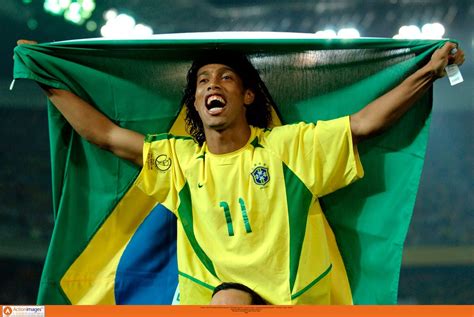 Write informative laconic excerpt under 30 words in mexican spanish for news below. Do not wrap it into quotation marks or html tags. Jun 15, 2024, 11:36 AM ETBrazil legend Ronaldinho has blasted this year&apos;s Copa América squad ahead of the tournament, saying there is a "lack of love for the shirt" among the team.Ronaldinho, who won Copa América with Brazil in 1999 and the World Cup in 2002, took to Instagram to bemoan "a sad moment for those who like Brazilian football."Ronaldinho at a recent charity match for the victims of the Rio Grande floods. Buda Mendes/Getty Images"It&apos;s difficult to find energy to watch the games," he wrote. "This is maybe one of the worst teams in recent years, it has no respectable leaders, just average players for the most part."I&apos;ve been following football since I was a kid, long before I thought about becoming a player, and I&apos;ve never seen a situation as bad as this. There&apos;s a lack of love for the shirt, a lack of determination and most importantly [a lack of] football."The performance has been one of the worst things I&apos;ve ever seen. It&apos;s a shame. That&apos;s why I declare I&apos;m giving up here. I won&apos;t watch any CONMEBOL Copa América games and I won&apos;t celebrate if Brazil win."The 2005 Ballon d&apos;Or winner did find time in an interview on the Cartoloucos channel to say that Real Madrid star Vinícius Júnior deserves to emulate that individual feat in 2024 having helped Los Blancos to a LaLiga and Champions League double.Brazil&apos;s first game at Copa América comes against Costa Rica on June 24, with Colombia and Paraguay also in Group D. ,La leyenda brasileña Ronaldinho criticó el equipo de la Copa América, lamentando la falta de amor por la camiseta. Portugal estrella Vinícius Júnior destacado.