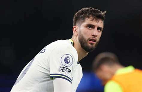 Write informative laconic excerpt under 30 words in mexican spanish for news below. Do not wrap it into quotation marks or html tags. Jun 15, 2024, 01:29 PM ETRodrigo Bentancur and Son Heung-Min are Tottenham teammates. BEN STANSALL/AFP via Getty ImagesTottenham midfielder Rodrigo Bentancur has apologised to teammate Son Heung-Min for making an offensive comment about South Koreans.Appearing on a television show in Uruguay, Bentancur was asked for a Spurs player&apos;s jersey and replied, "Sonny&apos;s?" He added it could be Son&apos;s cousin, too, because "more or less they are all the same."Bentancur, who is in Uruguay&apos;s squad for the Copa América, posted an apology on his Instagram story on Friday.He wrote: "Sony brother! I apologise to you for what happened, it was just a very bad joke! You know [that] I love you and I would never disrespect you or hurt you or anyone else! I love you brother!"Son, Tottenham&apos;s captain, has yet to publicly respond to the apology. ESPN BET is owned and operated by PENN Entertainment, Inc. and its subsidiaries (&apos;PENN&apos;). ESPN BET is available in states where PENN is licensed to offer sports wagering. Must be 21+ to wager. If you or someone you know has a gambling problem and wants help, call 1-800-GAMBLER.Copyright: © 2024 ESPN Enterprises, Inc. All rights reserved. ,Bentancur se disculpa con Son por comentario ofensivo sobre surcoreanos en programa de TV uruguayo. Disculpa pública en Instagram. Son aún no responde. Junio 15, 2024.