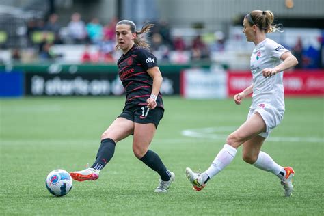 Write informative laconic excerpt under 30 words in mexican spanish for news below. Do not wrap it into quotation marks or html tags. playHas Lily Yohannes given Emma Hayes a selection headache? (2:41)Lily Yohannes has given Emma Hayes something to think about after the 16-year-old scored in her USWNT debut against South Korea. (2:41)Jun 15, 2024, 10:06 PM ETUnited States women&apos;s national team midfielder Sam Coffey is out for the Portland Thorns&apos; match on Sunday due to an ankle injury, with just over a month remaining until the start of the Olympics.Coffey left the Thorns&apos; victory over the North Carolina Courage last weekend in the 36th minute with an apparent injury. She returned to the bench later in the match with a walking boot on her right footA Thorns spokesperson told ESPN it was "not a major injury" and the team was "being cautious."Coffey was said to be "week to week" with the team aiming to ensure "she&apos;s healthy when she returns to the field."Sam Coffey played in both of Emma Hayes&apos;s first two games as USWNT coach in June. Brad Smith/ISI Photos/USSF/Getty Images for USSFUSWNT head coach Emma Hayes is expected to name her Olympic roster in the coming weeks, and Coffey has been widely expected to be part of that. It would be the 25-year-old&apos;s first major tournament.Coffey has emerged as the USWNT&apos;s starting defensive midfielder this year amid a coaching change. She has played in every USWNT match in 2024 and started in eight of the 10 games.Earlier this year, with interim head coach Twila Kilgore in charge, Coffey started all three knockout-stage games as the USWNT won the Concacaf W Gold Cup. She also started both games in the team&apos;s SheBelieves Cup triumph in April.Portland plays rival Seattle Reign FC on Sunday. The Thorns will be without Coffey, as well as NWSL leading scorer and USWNT teammate Sophia Smith, who is suspended after earning a second yellow card from the bench late in last weekend&apos;s match. ,La centrocampista de la selección femenina de Estados Unidos, Sam Coffey, no jugará por lesión en el Portland Thorns, complicando su participación en los Juegos Olímpicos.