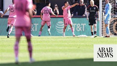 Write informative laconic excerpt under 30 words in mexican spanish for news below. Do not wrap it into quotation marks or html tags. Despite being down to nine men, Inter Miami CF picked up a surprising 2-1 victory over the Philadelphia Union behind a stoppage-time goal from Leo Afonso.Afonso&apos;s match-winner, in the fourth minute of second-half stoppage time, came with Lionel Messi and Luis Suárez missing from the Miami lineup ahead of Copa América. Miami also saw David Ruiz and Tomas Aviles each sent off in the second half as both were shown their second yellow cards.The loss by the Union (4-5-8, 20 points) sent them to a seventh straight winless result at home (0-5-2). Philadelphia has not won a match on home soil since March 30.Missing leading scorers Daniel Gazdag and Julian Carranza, the Union opened the scoring in the third minute. Mikael Uhre got on the end of a ball from Jakob Glesnes, beat his defender, and fired it past Drake Callender for his sixth goal of the season as the Union took a 1-0 lead.Sergio Busquets and Jordi Alba celebrate Miami&apos;s win over Philadelphia.Caean Couto-USA TODAY SportsThe Union sought to double their lead in the 13th minute as Quinn Sullivan went in on goal but shot it wide.Without Messi and Suárez, Miami initially struggled to find a flow offensively, not being credited with a shot on goal -- or a single shot, for that matter -- until the 39th minute. But it broke through in the 47th minute as Julian Gressel ripped a right-footed effort past Oliver Semmle for his first goal of the season, tying the match at 1-1.After seeing its ranks reduced to nine men -- first as Ruiz was shown his second yellow card in the 69th minute before Aviles picked up his own second caution in the 88th minute -- Miami (11-3-5, 38 pts.) found an improbable winner through Afonso, snapping a brief two-match winless run in the process.Miami also improved to 6-1-2 away from home with the victory.,El Inter Miami CF vence 2-1 a Philadelphia Union con gol de Leo Afonso en tiempo de descuento. Miami jugó con 9 jugadores.