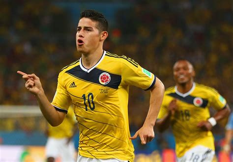 Write informative laconic excerpt under 30 words in mexican spanish for news below. Do not wrap it into quotation marks or html tags. Can Colombia&apos;s James Rodríguez rediscover the world class form that has been lacking during his time at various clubs? (Photo by Stephen Nadler/ISI Photos/Getty Images)Before Colombia&apos;s Copa América warm up match against Bolívia, a presentation was made to James Rodríguez to honor his 100th game for the national team. And then he went out and pulled the strings as Colombia coasted to a 3-0 win.At the current rate, it would take him a long time to reach the milestone of 100 games for his current club. He has been with Sao Paulo of Brazil for 11 months, in which time he has played just over 20 matches. In the last two months, he has played precisely 10 minutes. He is a forgotten man at his club, while at the same time being a key performer in a Colombia team that has put together a long unbeaten run. It is a case of Dr. Jekyll and Mr. James.A decade ago when he joined Real Madrid after an outstanding breakout World Cup, young Rodríguez appeared to have the world at his feet. Champions League occasions were going to be his natural habitat, the big matches where the left-footed Colombian would impose his class on proceedings. Instead, he was the ghost at the party when Madrid recently won yet another Champions League.Perhaps the ghost was even more present in the semifinal, when Real overcame Bayern Munich. It was a meeting of two former clubs of Rodríguez, while he was languishing unwanted in Brazil. Second to Lucas Moura, he is the highest paid player at Sao Paulo. And he has produced next to nothing.Three coaches have tried to unravel the riddle. Club president Julio Cassares commented recently said that "it doesn&apos;t appear that James Rodríguez figures in the plans of our coach." And with the team clocking up a sequence of victories in his absence, his exclusion has not been even slightly controversial.playWho are the dark horses at Copa America 2024?Sebastian Salazar and Herculez Gomez make their picks for dark horses at Copa America 2024.Brazil is the tenth country in which Rodríguez has played his football. The first five were on the way up -- little Envigado in Colombia, winning a rare league title with Banfield in Argentina, off to success with Porto and then Monaco before landing at Real Madrid. The subsequent five have felt like a global tour of disappointment. Germany (Bayern Munich, England (Everton), Qatar (Al Rayyan), Greece (Olympiakos) all saw flashes of brilliance amid the problems.Brazil is still waiting for the flashes of brilliance.Niggling injuries have clearly been a significant part of the story. At most of his many clubs, he has been forced out of action for prolonged periods. But there is surely more to it than that. Perhaps former Liverpool and Republic of Ireland international Ray Houghton put his finger on it back at the moment of triumph, when Rodríguez was negotiating with Real Madrid in 2014.Houghton&apos;s take was that the player was not quite quick enough, that he lacked that vital half yard of pace, to be the star of the show in a Real Madrid team where Cristiano Ronaldo was king of the hill. It proved a brilliant observation. Rodríguez could never make himself the main man. On the contrary, he became progressively less important to the team.In each of his six seasons in Madrid, he played fewer games than in the one before, and his grand total of 37 goals in 125 games for the club is hardly impressive. If Gareth Bale, with 106 goals in 258 matches, is considered not to have lived up to expectations, then where does that leave Rodríguez?The probable answer is that it left him frustrated, and dealing with the aftermath of disappointment has not been easy.Has his attitude always been correct? There have certainly been complaints at Sao Paulo. TV Gazeta journalist Jose Pais said that club insiders had told him that "at times there appears to be a lack of commitment on the part of James Rodríguez...sometimes in physical training sessions the others are doing 4 or 5 sprints and he is only doing one."And back in March, Sao Paulo were knocked out of the local state championship on a penalty shoot out. Rodríguez was playing that night, but did not step up to take a penalty. This, said Jose Pais, "bothered some of the other players." It may have been the moment when it became hard to see a future for him at the club.Sao Paulo allowed Rodríguez to leave early to join up with the Colombia squad preparing for the Copa América. There is almost certainly the hope on all sides that he will find himself a new club -- he has expressed a desire to return to Spain -- and that he does not have to return to Brazil after the Copa. He is superfluous to Sao Paulo&apos;s requirements, but the 32-year-old remains of great importance to Colombia -- although this relationship has also not been without its troubles.Rodríguez established himself as the most important player of the national team during the 2014 World Cup qualifiers -- and then in the tournament in Brazil he exploded as a genuine star. Four years later, he was once again magnificent in Colombia&apos;s 3-0 destruction of Poland. It was one of the best displays of the tournament. However, it was the only time in the Russia World Cup that he was fit. Without him, Colombia fell to England in the second round -- and they have not played a World Cup match since.Their failure to qualify for Qatar was truly extraordinary -- with a talented side going seven games in a row without scoring a single goal. Rodríguez was part of the problem. He fell out with former Colombia coach Reinaldo Rueda, was dropped, and then recalled for the last four of those goalless games, without improving matters.Keep up to date with all the results, news coverage and stories on the biggest names and teams in the United States as the tournament progresses. Copa América 2024 There were rumors of dissent in the dressing room. Months later, though, Rueda made a point of praising his contribution, describing Rodríguez as "an excellent person and a great professional, competitive and demanding of himself, a great leader who makes himself popular."Rueda was replaced by Argentine coach Nestor Lorenzo -- who, so far at least, has had more success than anyone for a while in turning the undoubted potential of Rodríguez into productivity. Team psychologist Marcelo Roffe thinks that the problem was that the player had been "misinterpreted in some of his declarations." In reality, he told the El Colombiano newspaper, "James is extraordinarily down to earth. Thanks to Nestor Lorenzo he is happy again in the national team, and so he is making the fans happy again."It could be that the solution is more tactical than psychological. It was a surprise when he was called up for the March friendlies against Spain and Romania. His 2014 midfield colleague Alexander Mejia was not impressed. "I wouldn&apos;t have called him up," he told Win Sports. "He hasn&apos;t been playing regularly for Sao Paulo and there are other players who have been waiting for a chance."And then, in the second half against Spain and throughout the game with Romania, Rodríguez showed that he can provide something unique. Both times he was magisterial, dictating play from deep and serving as a long-range supply line for Liverpool winger Luis Díaz.It could be that this is Nestor Lorenzo&apos;s secret. In an otherwise very structured side, Rodríguez is left free, roaming to find pockets of space from where he can do most damage. This often means that he drops a little deeper than he used to, where it is easier for him to find space -- also meaning that he is not encroaching on the room that Diaz needs to run at opposing defenses. At their best, the two can operate as one force, Rodríguez threading the passes for Diaz to run onto.Diaz has no doubt about the esteem in which he holds his teammate. Rodríguez, he says, "is the idol of the idols. I respect him and admire him a lot." Supporters of some of Rodríguez&apos;s recent clubs might struggle to agree -- and maybe the Copa América will force them to change their minds.For Rodríguez, this is not just another tournament. He turns 33 years old two days before the final. His time at the top is limited. This Copa, then, is a chance for him to make a statement as a footballer -- and to find a club willing to take him once the show is over. ,James Rodríguez busca recuperar su forma de clase mundial en la Copa América después de irregularidad en sus clubes. ¿Podrá brillar de nuevo?