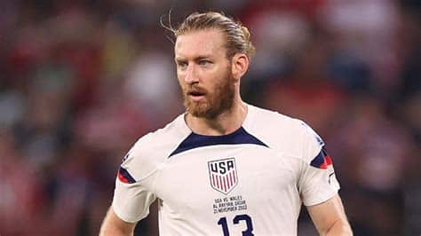 Write informative laconic excerpt under 30 words in mexican spanish for news below. Do not wrap it into quotation marks or html tags. Jun 22, 2024, 02:51 PM ETDALLAS -- United States men&apos;s national team defender Tim Ream said his team must set the tempo early in Sunday&apos;s Copa América opener against Bolívia."We have to come out with an intensity, with a desire to impose ourselves on the game and make sure that we&apos;re the ones that are doing the right things and creating the feel and the intensity of the games," Ream told reporters on Thursday at the Cotton Bowl. "It&apos;s going to be important for us to do that from the first minute. Obviously, we don&apos;t want to have anything happen like [against] Jamaica, where you&apos;re scrambling for the rest of the game."That Jamaica game was the Concacaf Nations League semifinal in March. The USMNT conceded in the first minute and equalized in second-half stoppage time before scoring twice in extra time to advance to the final, which the Americans won.Sunday marks the beginning of the USMNT&apos;s Copa América campaign on home soil, the team&apos;s biggest test ahead of a co-hosted 2026 World Cup. The USMNT is the favorite against a Bolivia team ranked 84th in the world, the worst among all South American teams.Bolivia, however, is under new management as of last year with the appointment of head coach Antônio Carlos Zago, a former Copa America winner with Brazil as a player in 1999. The USMNT expects a more aggressive Bolivia team at Copa América based on the changes that Zago has made."They have a few talented players on the ball that if they get the space to turn in the pockets and come at us, it could be trouble," USMNT goalkeeper Matt Turner told reporters on Friday. "They like to shoot from distance, put balls into the box, and not for nothing but their region is difficult. They&apos;re going up against really, really good teams all the time."So, for us, it&apos;s going to be a challenging game. It&apos;s a game for us to understand what this tournament is really all about and how much it means to all these South American countries as well. So I think we got a taste of that in the friendlies, but now that the lights are really on, it&apos;s important for us to put our foot down and put out a good performance."Ream also expects a higher-pressing Bolivia team but says the USMNT will be ready if they encounter a more conservative opponent sitting in a lower block."They&apos;ve changed their style a little bit in terms of the way they press, and we&apos;re prepared for that," Ream said. "We&apos;re prepared for them to, more than anything, press higher up the pitch, because that has been the change that they&apos;ve made. But again, you don&apos;t know until you get into the game and read what is happening."Bolivia enters Copa América on a run of three straight losses in preparation matches against Colombia, Ecuador and Mexico. The U.S., meanwhile, bounced back from a 5-1 loss to Colombia earlier this month by drawing with Brazil, 1-1, on June 12.The USMNT and Bolivia last played in 2018, when the Americans won, 3-0. An 18-year-old Josh Sargent scored in his USMNT debut that day, and fellow 18-year-old Tim Weah also scored his first goal in his second appearance. Both players are part of the USMNT&apos;s Copa América roster.Ream is the oldest player ever named to a USMNT Copa América roster at 36 years old. This will be Ream&apos;s first Copa América alongside a young squad which largely has not experienced the tournament. Only Christian Pulisic and goalkeeper Ethan Horvath were on the roster for the USMNT&apos;s Copa América Centenario squad in 2016.Playing South American opponents in a competitive setting -- including Uruguay in the group stage -- is an experience the USMNT doesn&apos;t often get."It&apos;s a great opportunity for us," Ream said. "It&apos;s a great opportunity to test ourselves, to play against the best in South America, and a good chance for us to see how far we&apos;ve come in the past three to four years." ,El defensor del United States, Tim Ream, habla sobre la importancia de marcar el ritmo desde el inicio en el partido de la Copa América contra Bolivia.