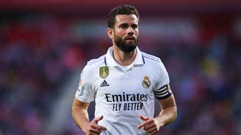 Write informative laconic excerpt under 30 words in mexican spanish for news below. Do not wrap it into quotation marks or html tags. Jun 22, 2024, 04:24 PM ETNacho has won the Champions League six times with Real Madrid. Jesus Hellin/Europa Press via Getty ImagesReal Madrid captain Nacho Fernandez is set to sign for Al Qadisiyah in the Saudi Pro League, a source has confirmed to ESPN.ESPN reported earlier this month that defender Nacho -- who is on international duty with Spain at Euro 2024 -- was in advanced talks with another Saudi side, Al Ittihad.However, the centre-back, 34, was then offered a deal by Al Qadisiyah and, keen to have his future resolved as soon as possible, has decided to accept, a source said.Nacho has won a joint-club record 26 trophies with Madrid, having joined the club aged 11 and come through the academy.His contract at Madrid is due to expire at the end of this month and he had spent recent weeks considering his future.Nacho captained Madrid to a Champions League and LaLiga double this season, having come close to leaving the club in the summer of 2023 before opting to stay.The defender had a strong end to the season and was rewarded with a Spain call-up, starting their Euro 2024 opening win against Croatia last week, before missing their victory over Italy on Thursday with a minor injury.Nacho is one of just five players -- with Madrid&apos;s Luka Modric, Toni Kroos, Dani Carvajal and Paco Gento -- to have won six European Cups.He had previously been linked with a switch to MLS, but has now chosen to move to Saudi Arabia.Al Qadisiyah won promotion to the Saudi top flight last season and are coached by the former Real Madrid player Michel Gonzalez. ,El capitán del Real Madrid, Nacho Fernández, fichará por Al Qadisiyah en la Liga Pro de Arabia Saudita, confirmado por fuente de ESPN.