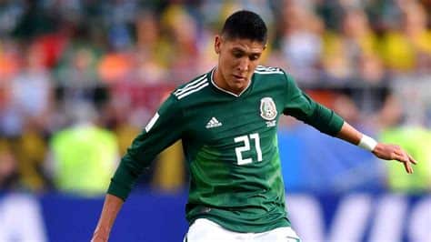 Write informative laconic excerpt under 30 words in mexican spanish for news below. Do not wrap it into quotation marks or html tags. Mexico captain Edson Álvarez was forced off with an injury in the first half of his team&apos;s Copa América opener vs. Jamaica on Saturday at Houston&apos;s NRG Stadium.After sprinting back during a counter from Jamaica, the West Ham midfielder suddenly hit the ground in pain, clutching his left hamstring.Álvarez had to be helped off the field in obvious pain and was visibly distraught at his match and potentially his tournament coming to an end after less than 30 minutes.Monterrey&apos;s Luis Romo was chosen to replace Álvarez by Mexico manager Jaime "Jimmy" Lozano, with the score tied at 0-0.Mexico captain Edson Álvarez was distraught as he was forced to leave the field against Jamaica. Carmen Mandato/Getty ImagesSpeaking on Friday, Álvarez stated that he had "goosebumps" at the thought of captaining Mexico for the first time at a major tournament.Álvarez was a key experienced figure in a young Mexico squad undergoing a generational change under Lozano at the Copa América. Since his debut with Mexico in February 2017, only Jesús Gallardo has played more games for El Tri than Álvarez&apos;s 80.He has also played more minutes for Mexico than any other player since Lozano took charge last year. ,El capitán de México, Edson Álvarez, se vio obligado a salir lesionado en la primera mitad del partido de Copa América contra Jamaica en Houston.