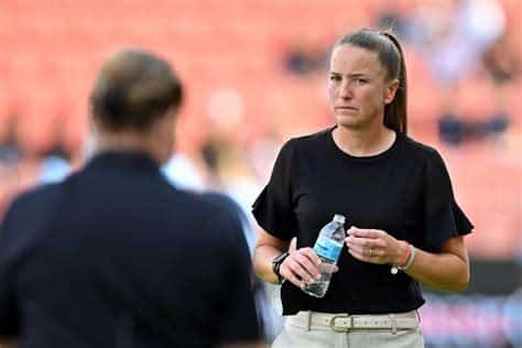 Write informative laconic excerpt under 30 words in mexican spanish for news below. Do not wrap it into quotation marks or html tags. Jun 22, 2024, 11:00 PM ETSan Diego Wave FC head coach Casey Stoney once again criticized the National Women&apos;s Soccer League&apos;s schedule making on Saturday, calling her team&apos;s three-game road stretch this week "unacceptable" after a 0-0 draw in Houston, where the temperature at kickoff was 91 degrees Fahrenheit.San Diego played away to the Washington Spirit on June 15 in Washington, D.C., then traveled to face NJ/NY Gotham FC on Wednesday before finishing the road trip in Houston on Saturday."I think it&apos;s extremely unfair on players," Stoney said after Saturday&apos;s match. "I think for player welfare, to ask us to go to Washington away, [Gotham] away, and then come to Houston in June two days after we&apos;ve played the previous game, it&apos;s unacceptable. Scheduling-wise, it shouldn&apos;t happen."The NWSL has made significant efforts to reduce midweek games over the past two years, but every team has at least one midweek game sandwiched between weekend fixtures this season.This three-game week for San Diego and Gotham was a product of the teams&apos; successes last season. The Wave won the 2023 NWSL Shield and faced Gotham, the 2023 NWSL Championship winners, in this year&apos;s Challenge Cup. The NWSL created the new format to mimic other season-opening fixtures from overseas, like England&apos;s Community Shield.San Diego Wave head coach Casey Stoney has again vented her frustrations with the NWSL schedule. Ira L. Black - Corbis/Getty ImagesStoney said she feels the Wave were "punished" for their success because Gotham hosted the Challenge Cup match in March (which San Diego won). Because the game was played on the opening weekend of the regular season, San Diego and Gotham needed to make up their regular season fixture last Wednesday night in New Jersey.Stoney pointed out on Saturday that every other league plays that kind of cup competition the week before the regular season starts."There is no reason," she said. "Because in this league, we don&apos;t work with foresight, if I&apos;m honest."Stoney, who was named the 2022 NWSL Coach of the Year in San Diego&apos;s expansion season, has previously been critical of the league&apos;s operations and schedule-making.She is not alone; Seattle Reign FC head coach Laura Harvey pointed to flaws in her team&apos;s travel and schedule load earlier in the season ahead of a clash with the Portland Thorns. Gotham head coach Juan Carlos Amorós has been critical throughout this season of the placement of the Concacaf W Gold Cup during the NWSL&apos;s preseason.The NWSL has historically struggled with scheduling issues. Up until recently, the league played through international breaks and, until this year, major international tournaments.The NWSL will take a six-week break from the season for the Olympics this summer but will still play a new friendly tournament with Liga MX Femenil clubs during that time.The league&apos;s calendar footprint is a larger, ongoing issue. Playing through the summer in certain climates, like Houston, can be unbearable, especially on short rest.On Saturday, the NWSL announced that Gotham&apos;s home game against the Spirit on Sunday had been pushed back to an evening kickoff to account for an ongoing heat wave in the Northeast. Flipping the NWSL calendar to play through the winter presents other challenges in several northern NWSL markets.Stoney&apos;s frustrations stem from the three-game week, something all teams have endured this season with varying levels of travel."What we&apos;ve got to consider in all of this, is the players, their health, their body, their mind and what we put them through," Stoney said."Travel is brutal in this league. The conditions are brutal in this league. This could have been better. There was no need for this. Just foresight and planning, scheduling. I don&apos;t think it&apos;s rocket science to be honest." ,La entrenadora de San Diego Wave FC, Casey Stoney, criticó el calendario de la Liga Nacional de Fútbol Femenino, calificando la extenuante programación como "inaceptable".