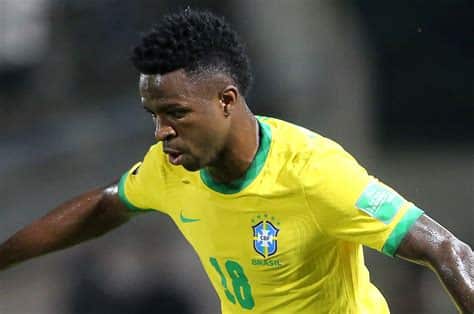 Write informative laconic excerpt under 30 words in mexican spanish for news below. Do not wrap it into quotation marks or html tags. Jun 29, 2024, 12:59 AM ETBrazil coach Dorival Júnior hailed the display of Vinícius Júnior after the forward scored twice to help the Seleção get back on track at the Copa América with a 4-1 win over Paraguay in Las Vegas Friday.Brazil and Vinícius struggled in the team&apos;s opening game of the competition, a 0-0 draw with Costa Rica Monday, in which the Real Madrid star failed to have a shot at goal and was substituted midway through the second half.But he was switched on from the start against Paraguay, putting Brazil ahead after 35 minutes with a low finish after an assist from Lucas Paquetá. After Sávio had made it 2-0, Vinícius gave Brazil a third goal before half-time when he closed down Paraguay defender Omar Alderete and diverted his attempted clearance into the net.Vinícius could have had a hat-trick but instead took a backseat, allowing Paqueta, who had missed from the spot in the first half, to step up and score a second-half penalty."Today, he played almost a perfect match," Brazil coach Dorival said of Vinícius through an interpreter. "He was dynamic."Vinícius Júnior starred in Brazil&apos;s win over Paraguay. Kevork Djansezian/Getty ImagesThe goals were Vinícius&apos; first non-penalty goals for Brazil since scoring against South Korea at the 2022 World Cup and his first multi-goal game in what was his 32nd appearance."I always say that I never play for myself, I will always play for my team," Vinícius said in an on-field interview following the game. "When I&apos;m playing for Brazil I play for my country, I always try to do the best things but it&apos;s not always possible."And today I managed to play a great game at the level of a player that I am. And I know that I can still improve a lot to help the Brazilian team, to help this team that works hard every day to be able to put Brazil in the place it deserves. We will continue to work hard to achieve this goal, which is to win the Copa América."The victory was quite the response from Brazil after its disappointing beginning to the tournament in the United States and put the nine-time winners on the verge of a place in the quarterfinals.With four points, Brazil is two behind group leader Colombia, which defeated Costa Rica 3-0 earlier Friday. A victory or tie by Brazil against Colombia on Tuesday ensures one of the group&apos;s two spots in the knockout stage. Brazil also has a six-goal differential advantage over Costa Rica, so a loss likely won&apos;t keep out the nine-time Copa América champions."There was a certain level of disappointment for the lack of results in the first match," Dorival said. "But I think our performance was of a great level. We&apos;ve made great progress in very little time. We almost never have 20 days to work together."I told you be patient because this team is trending on the right path."Information from Reuters, The Associated Press and ESPN Stats & Information contributed to this report ,Dorival Júnior elogió a Vinícius Júnior por su brillante actuación en la victoria de Brasil sobre Paraguay en la Copa América en Las Vegas.