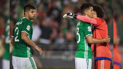 Write informative laconic excerpt under 30 words in mexican spanish for news below. Do not wrap it into quotation marks or html tags. playWhy Mexico are &apos;better off&apos; not advancing in Copa America (1:33)Ale Moreno discusses Mexico&apos;s chances to advance from the group stage in Copa America ahead of their match against Ecuador. (1:33)Things didn&apos;t exactly go to plan for Mexico on Wednesday in the Copa América.With a golden opportunity to move a step closer to the knockout round, having kicked off their campaign with a 1-0 win over Jamaica, El Tri then flopped against underdogs Venezuela in their midweek follow up. Despite their undefeated record against the Conmebol side in official competitions -- and the majority-Mexico crowd at Inglewood, California&apos;s SoFi Stadium -- manager Jaime "Jimmy" Lozano and his men stumbled 1-0 against the Venezuelans.The stunning result, which put their knockout-round hopes at serious risk, sent the country&apos;s fans and media into a frenzy."National disappointment," read one headline. "They&apos;re an embarrassment," read another.Lozano, already on the hot seat after poor warm-up performances ahead of the Copa, is now in a must-win situation when his side faces Ecuador on Sunday. Anything less than victory will result in a cataclysmic exit in the group stage."We have 90 minutes [left] and no one is getting off this ship and we&apos;re going to make it," Lozano said after Wednesday&apos;s loss. "We&apos;re going to make it, of that I&apos;m sure."Will they, though?How Mexico got hereDetailing the problems in Mexican soccer is a lengthy endeavor in itself. There are a number of underlying factors that have put up roadblocks for the sport at the international and club level, but related to El Tri, two undoubtedly standout.First, many young up-and-comers aren&apos;t being given consistent minutes in Liga MX, and second, domestic clubs have made it difficult for promising players to move to Europe because of their demand for inflated transfer fees.The outcome is a lack of depth for the national team that has often relied on aging stars, which led to Lozano&apos;s recent decision to help force a change of his own for the Copa. With an aim to build toward the 2026 World Cup, Mexico&apos;s coach left out high-profile veterans like Hirving "Chucky" Lozano, Guillermo Ochoa and Raúl Jiménez, among others.It&apos;s been a gamble for the coach, and so far, it has been a mixed bag. Including the two warm-up games ahead of the tournament, El Tri have lost three of their past four matches, all to Conmebol opponents. Their single victory in that span was against Concacaf rivals Jamaica in the Copa group stage.On paper, Mexico should have at least earned a draw against Venezuela on Wednesday, which would have put them on more solid ground by this weekend. Without any player from Lozano&apos;s experiment truly stepping up in the midweek clash, though, there&apos;s now no room for error.After stumbling to a 1-0 defeat to Venezuela on Wednesday, they now face a must-win game against Ecuador to keep their Copa América alive. AP Photo/Ryan SunWhat Lozano must fix in four daysThe good news for Mexico? The stats after two rounds of games highlight that El Tri are leading Group B in expected goals (xG) (3.85), shots on target (14) and touches in the opposition box (75). The bad news? They&apos;ve scored just once in 180-plus minutes of tournament play.Lozano&apos;s staff are likely well aware of this. On the day after the loss to Venezuela, finishing was one of the five focuses for a group of players in a Thursday training session. It seems like the most obvious thing that could be said, but, Mexico must score on Sunday. They&apos;ve put themselves in good positions and need to be efficient in the final third.Looking at those stats, it&apos;s also worth noting that Mexico are last in their group, and second to last in the entire tournament, when it comes to their success rate of duels, 44.4%.Although we should be careful with trying to make concrete assumptions from a minuscule sample size of just two games, small adjustments could be enough to push Mexico to a victory.Perhaps choosing a designated penalty taker is also on Lozano&apos;s to-do list after Orbelín Pineda&apos;s failure to convert from the spot vs. Venezuela, but keep in mind that Mexico&apos;s coach hinted that he leaves that decision to his players."I believe that the player who has the confidence to shoot it [takes the penalties]. We have very good shooters in the national team," Lozano said on Wednesday. "I&apos;m not so much about choosing one ... [the players] come to an agreement, whoever is sure that they can do it."What a group-stage exit would mean for MexicoKeep up to date with all the results, news coverage and stories on the biggest names and teams in the United States as the tournament progresses. Copa América 2024 There&apos;s been plenty of talk from the Mexican Football Federation (FMF) about Lozano&apos;s project for the next World Cup, but make no mistake, an exit in the group stage of the Copa could possibly lead to his firing. The FMF is a notoriously fickle group that has dropped coaches for less.Regarding the players, and regardless of Lozano&apos;s future, a failure to qualify for the knockout round would also likely bring a few old faces back into the national team mix. While it makes sense why there would be a push to phase out aging members of the squad, a poor performance at the Copa would mean that the phasing out could be more gradual, instead of leaving them out altogether.Mexico&apos;s status in the global game would also continue its regression on the world stage. Once two-time finalists in the Copa, a group-stage finish would then mark the third time they&apos;ve done so in their past four appearances. At the last World Cup they also exited in the group stage, and even regionally in Concacaf, Mexico are second in line to the U.S. men&apos;s national team after losing March&apos;s Nations League final.Lozano&apos;s gamble is still in play, though.If a place in the knockout round is claimed, it would be a massive confidence boost for a roster that is attempting to move on from its veteran figures. Despite some of the questions regarding how Mexican soccer is being run, a place in the final eight would highlight that El Tri still have the raw talent to succeed in the Copa, all while gaining invaluable experience along the way.Most importantly, it would also be a sign that Lozano is moving things in the right direction as he&apos;s preparing for 2026."Without a doubt, without a doubt, of course," Lozano said last week when asked if the Copa was his biggest challenge as manager. "A Copa América is surely just a step below a World Cup." ,México enfrenta riesgo serio tras derrota en la Copa América. Lozano y su equipo deben ganar contra Ecuador para seguir en el torneo.